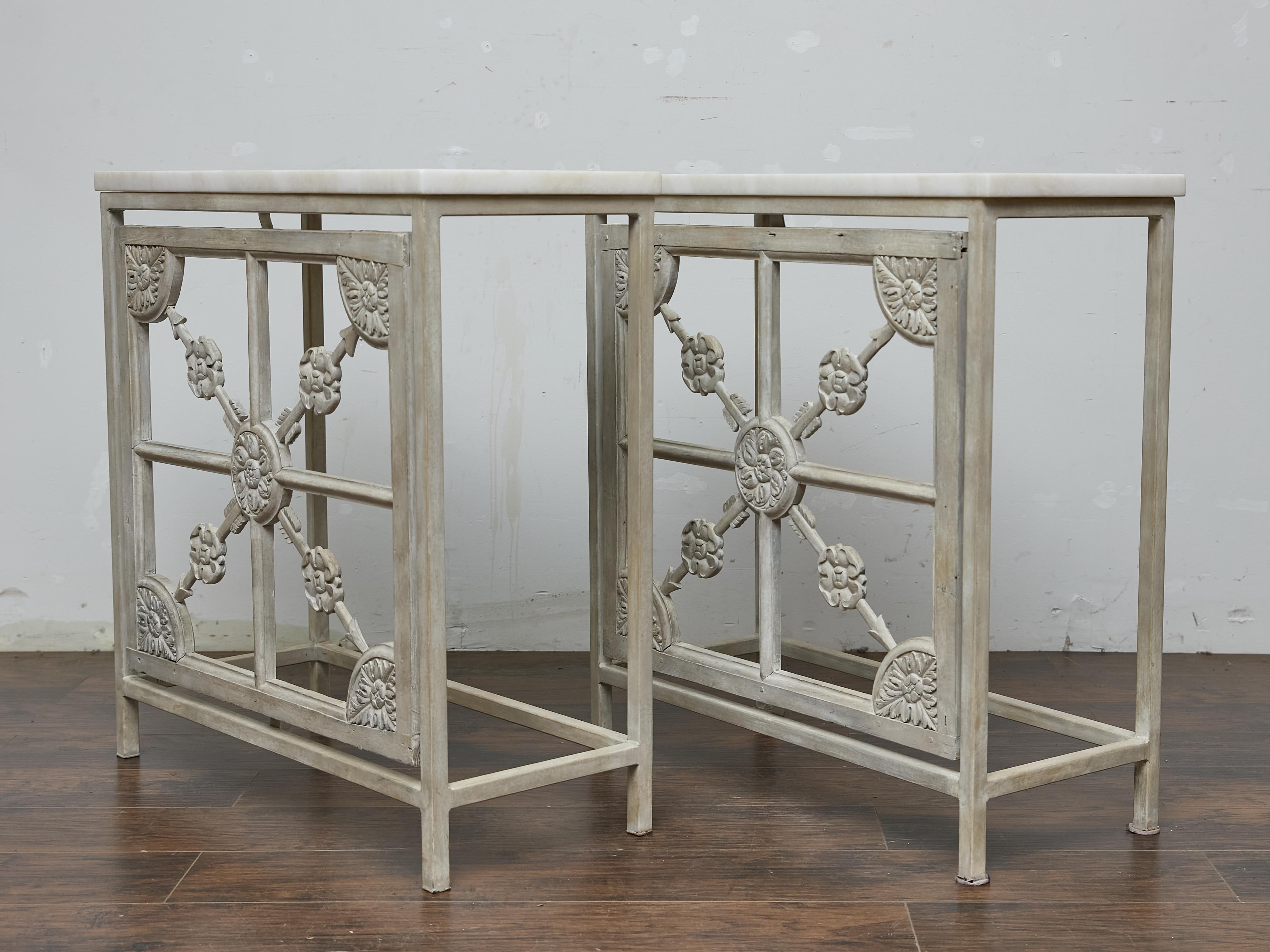 Intagliato Coppia di consolle francesi in ferro dipinto con pannelli in legno intagliato e piani in marmo in vendita