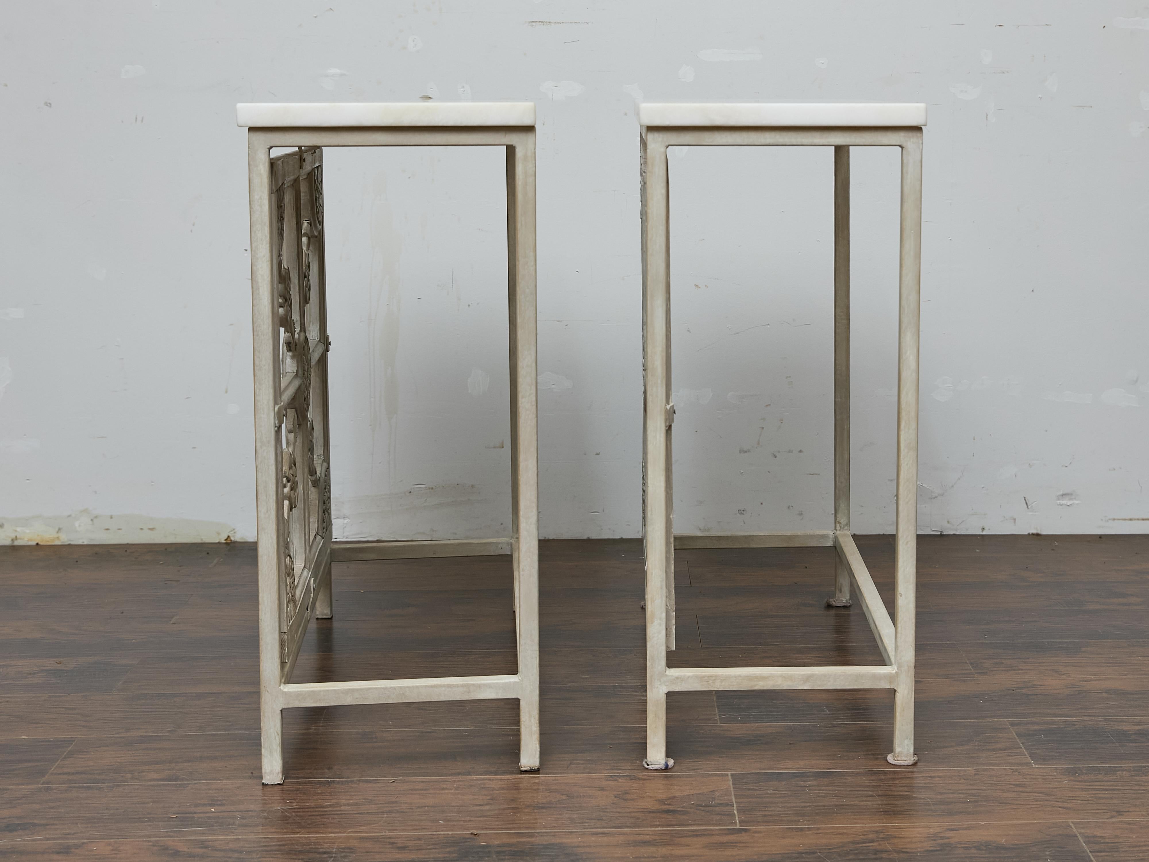 Coppia di consolle francesi in ferro dipinto con pannelli in legno intagliato e piani in marmo In condizioni buone in vendita a Atlanta, GA