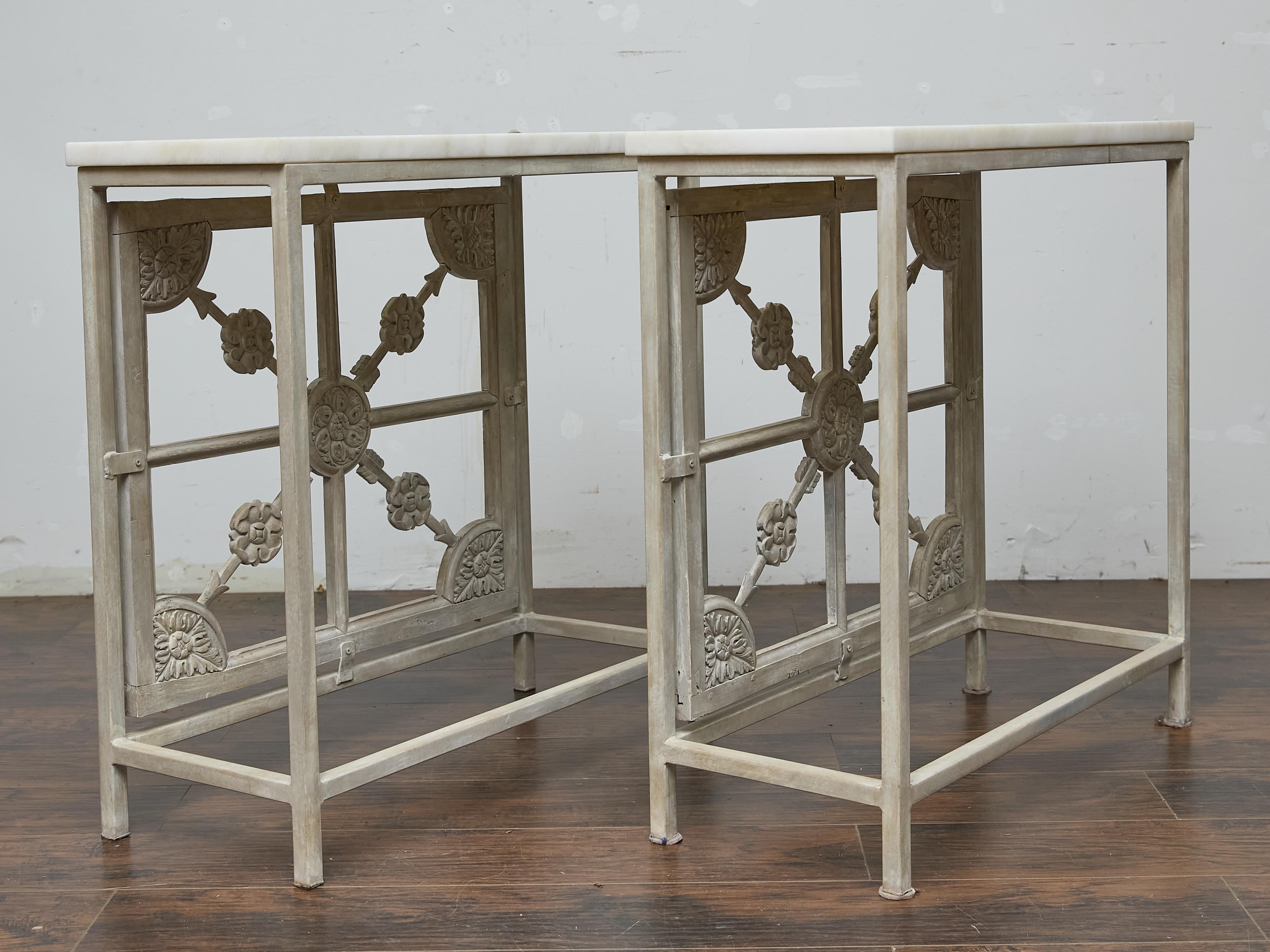 XIX secolo Coppia di consolle francesi in ferro dipinto con pannelli in legno intagliato e piani in marmo in vendita