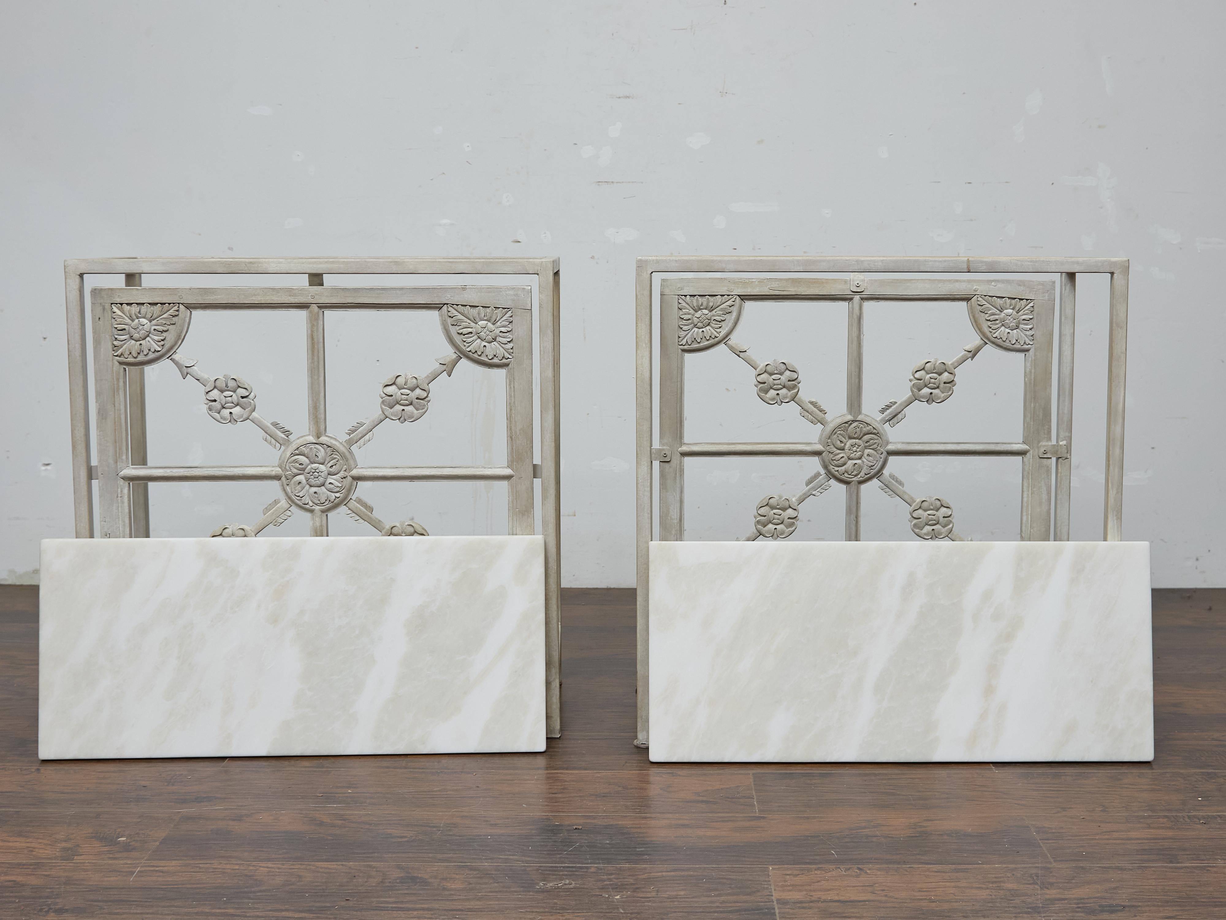 Coppia di consolle francesi in ferro dipinto con pannelli in legno intagliato e piani in marmo in vendita 1