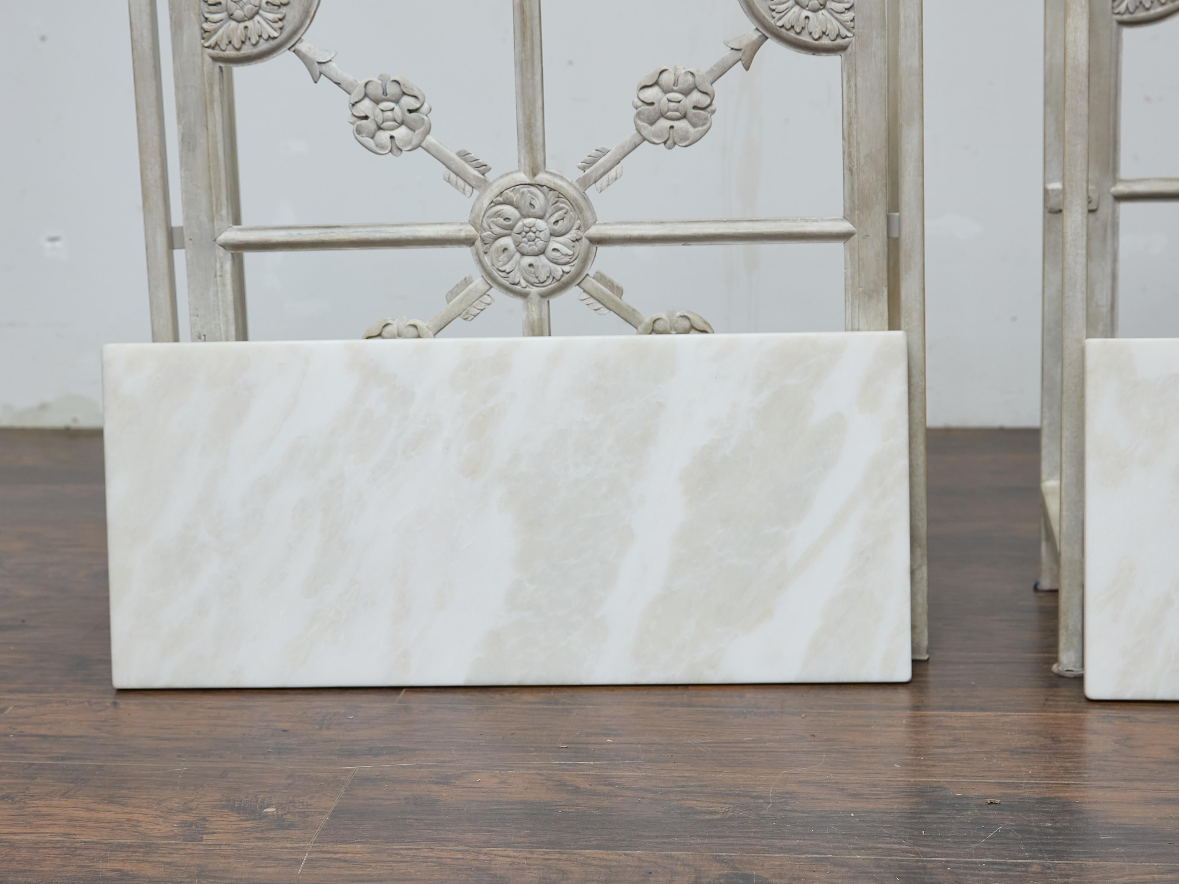 Coppia di consolle francesi in ferro dipinto con pannelli in legno intagliato e piani in marmo in vendita 2