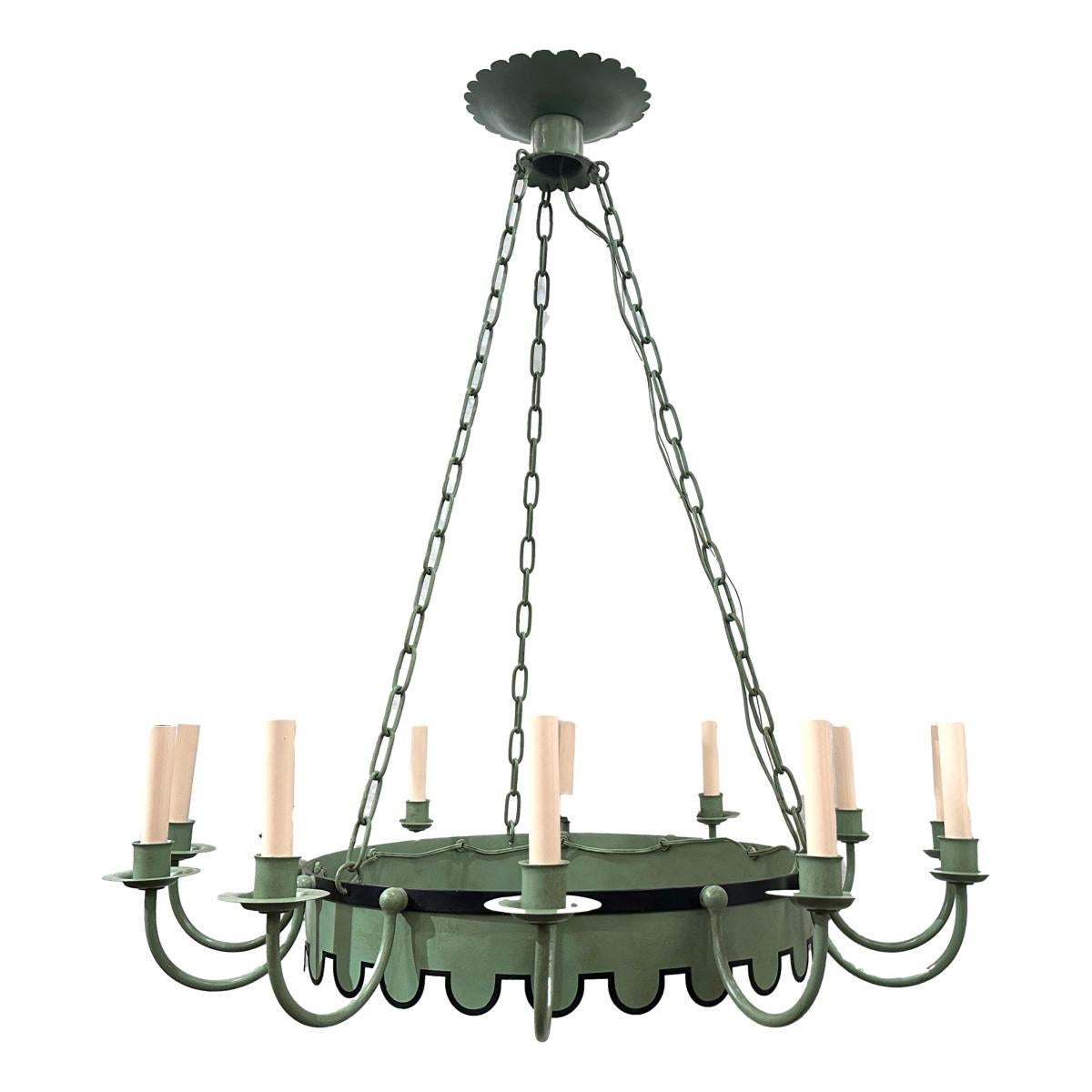 Un par de candelabros de tole francés de doce brazos de hacia 1940 con acabado pintado. Se venden por unidades.

Medidas:
Caída actual: 38.5
Diámetro: 36,5
