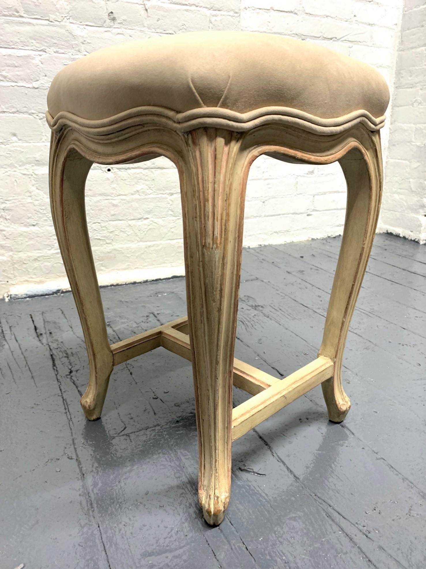 Pair of French Painted Upholstered Stools In Good Condition In New York, NY