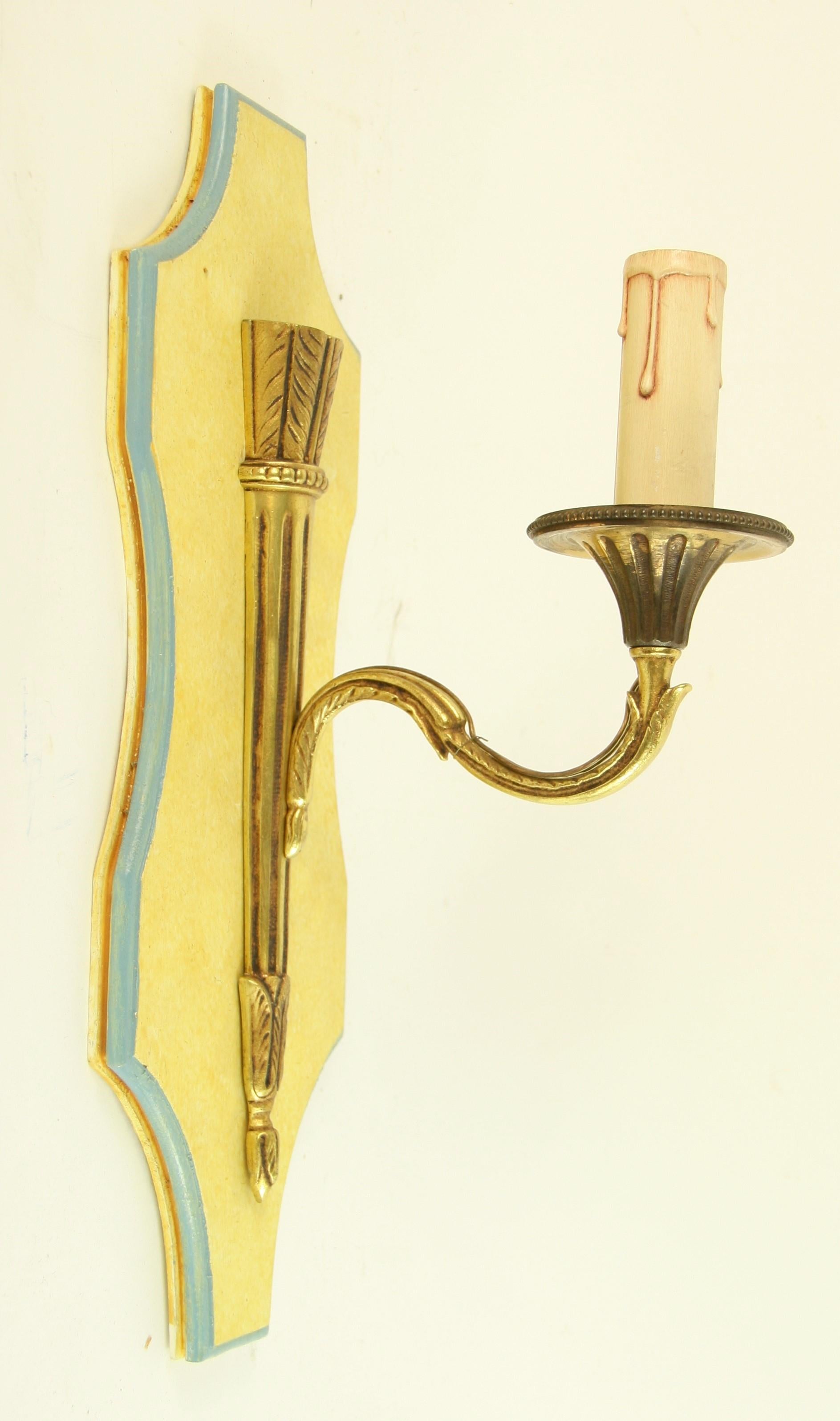 Paar französische bemalte Holz- und  Bronze-Wandleuchter, ca. 1920er Jahre im Angebot 1