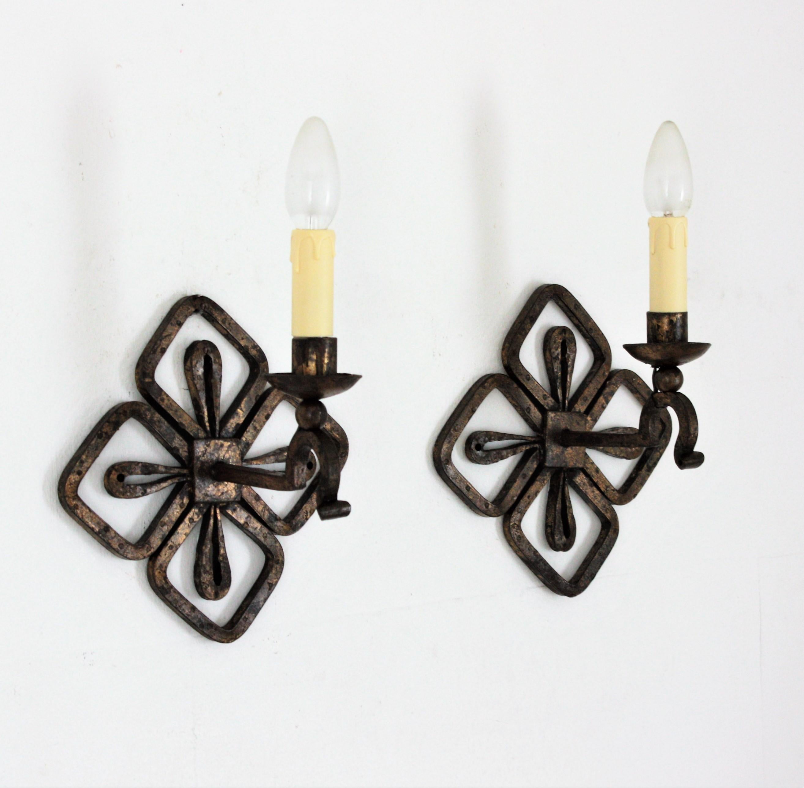 Pair of French Parcel Gilt Iron Wall Sconces with Fleur de Lis Design In Good Condition In Barcelona, ES