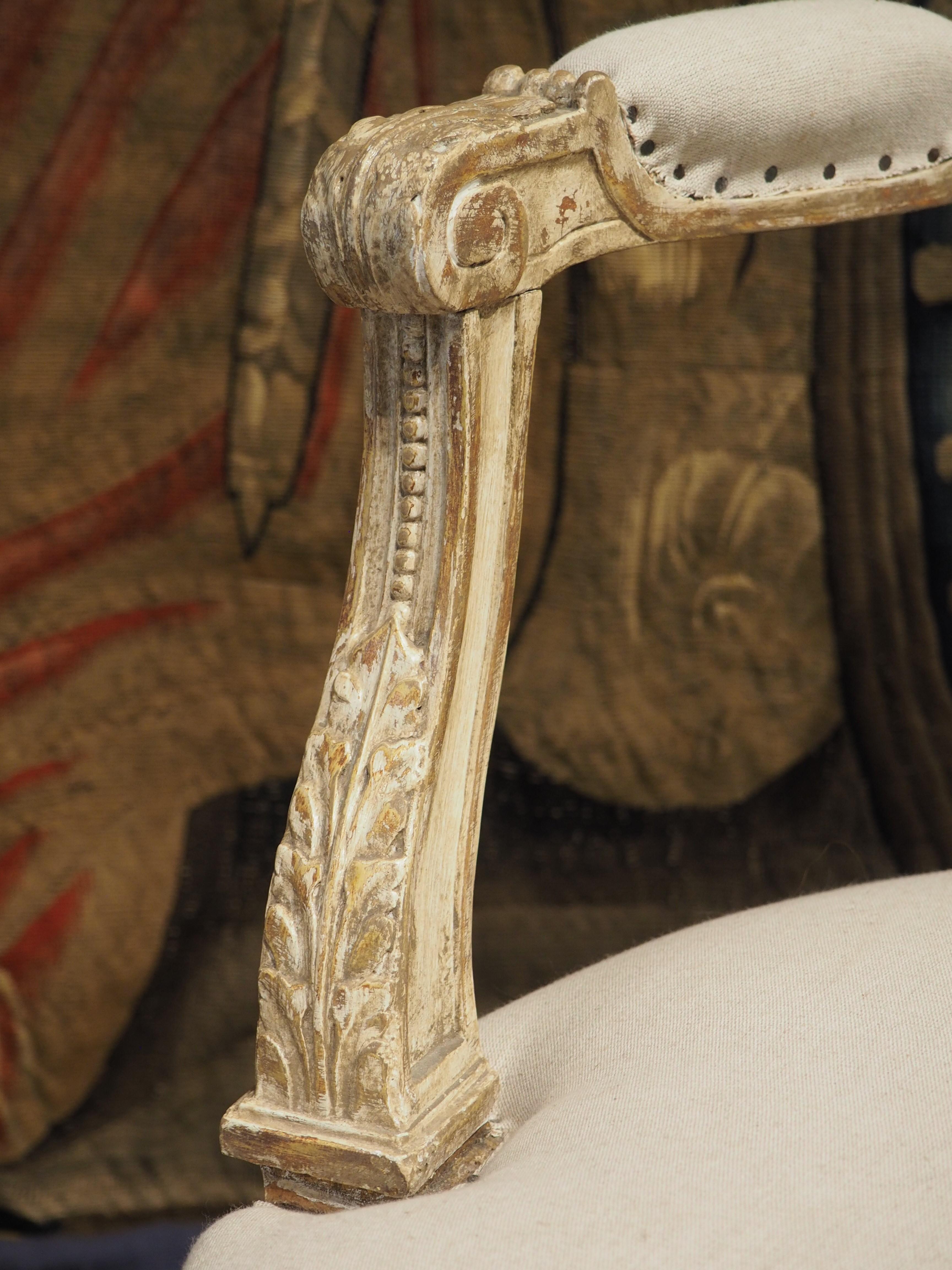 Paire de fauteuils cabriolets de style Louis XVI peints à la feuille, vers 1885 en vente 3