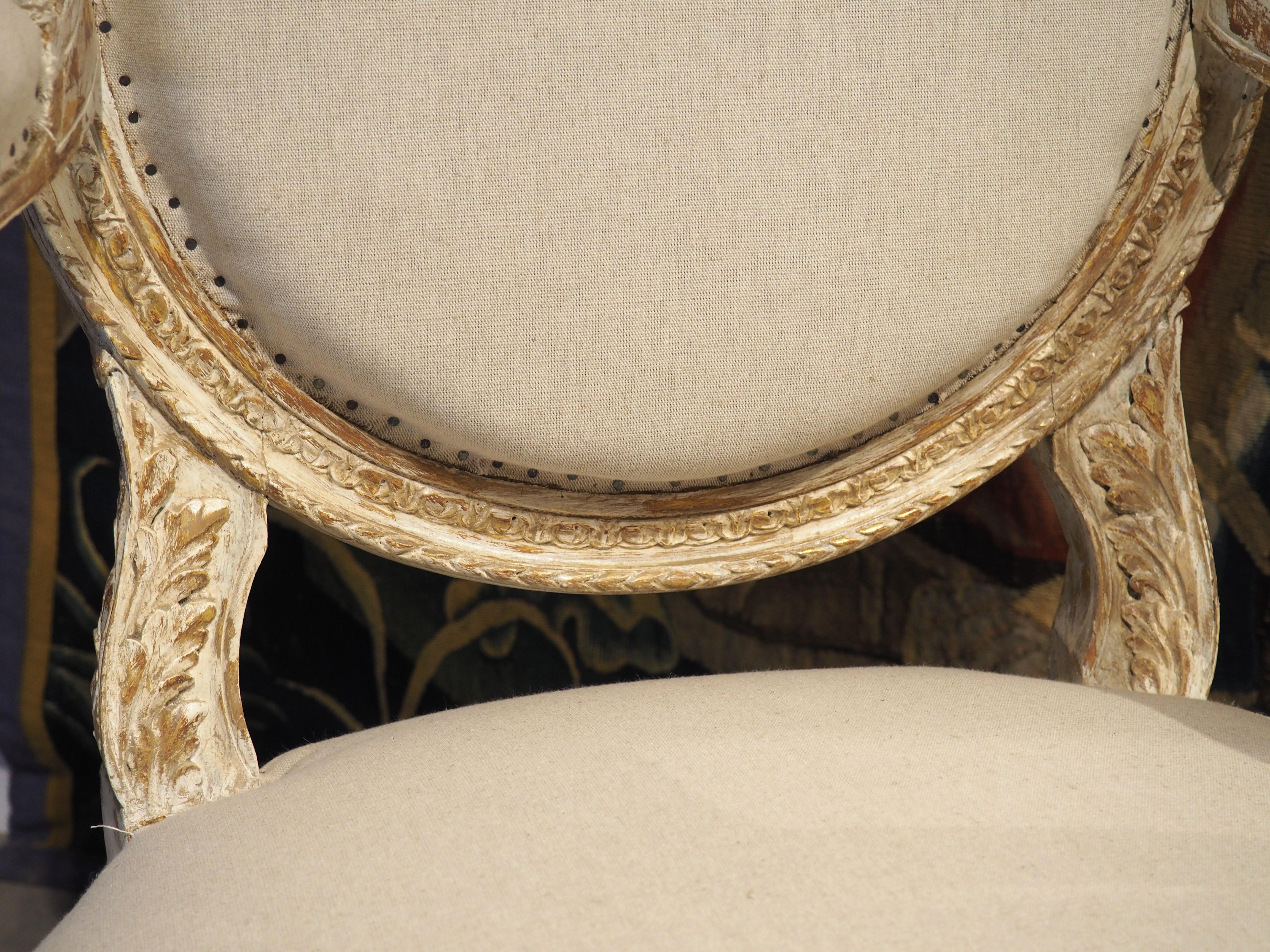 Paire de fauteuils cabriolets de style Louis XVI peints à la feuille, vers 1885 en vente 4