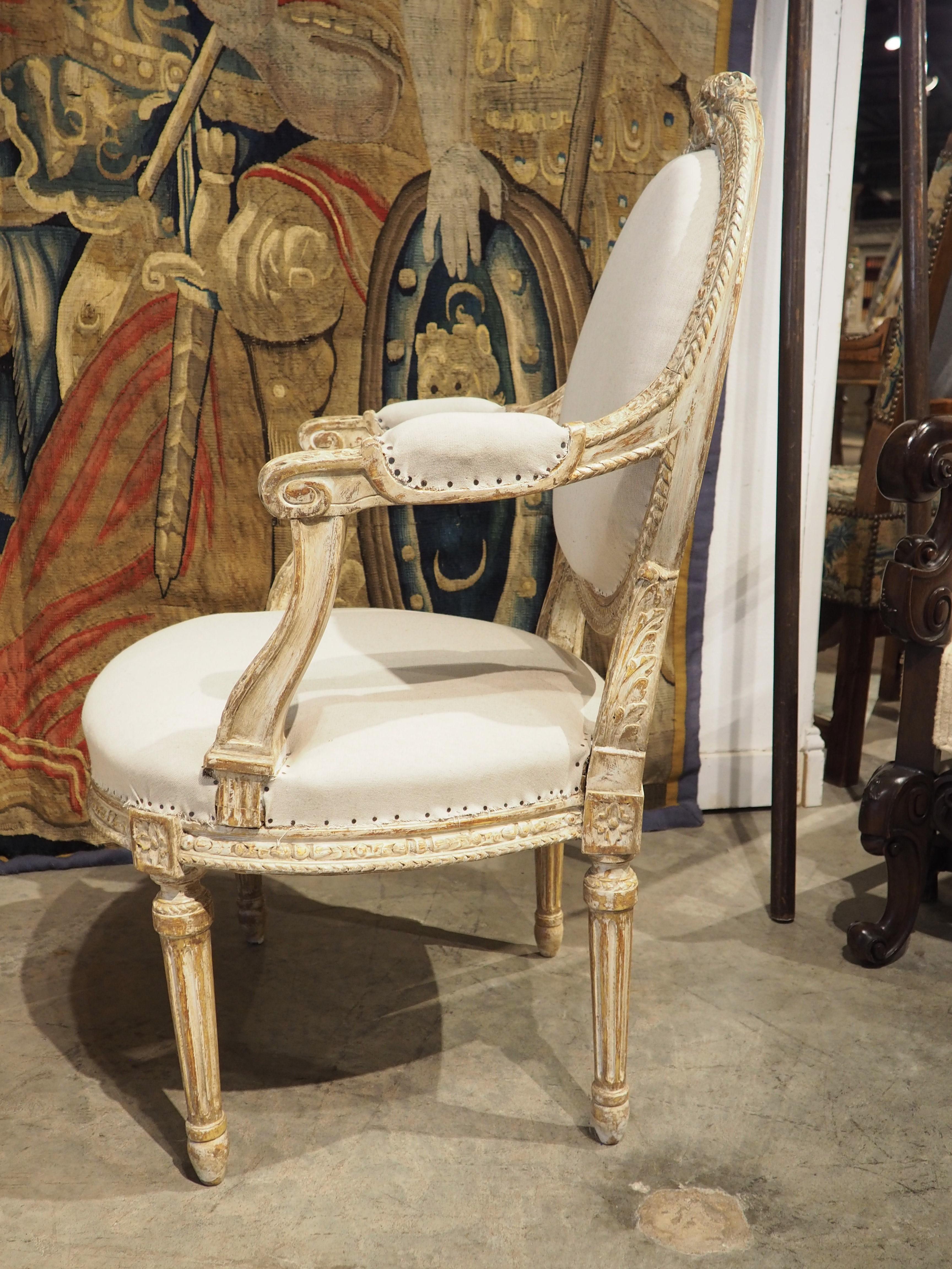 Paire de fauteuils cabriolets de style Louis XVI peints à la feuille, vers 1885 en vente 5