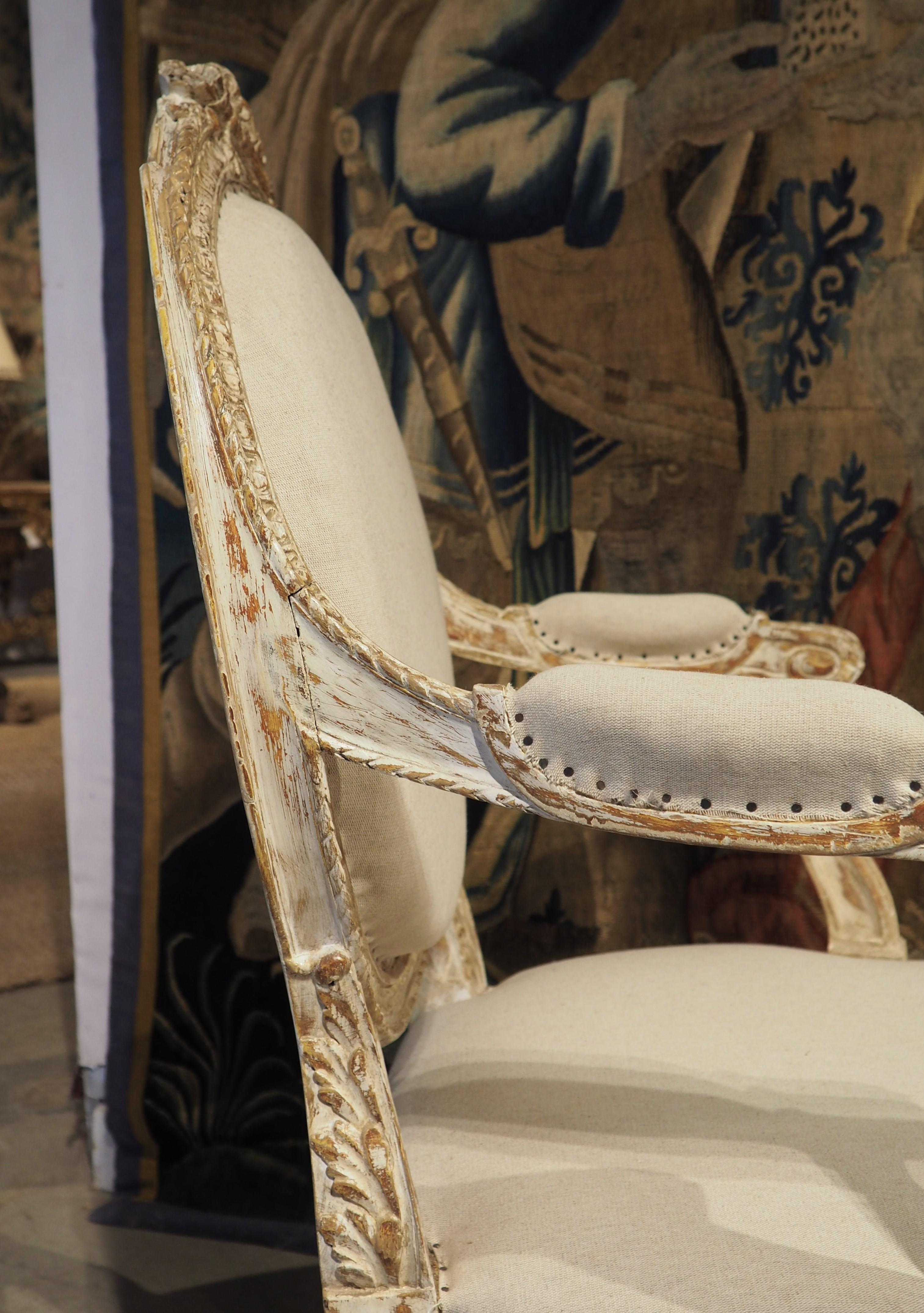 Paire de fauteuils cabriolets de style Louis XVI peints à la feuille, vers 1885 en vente 6