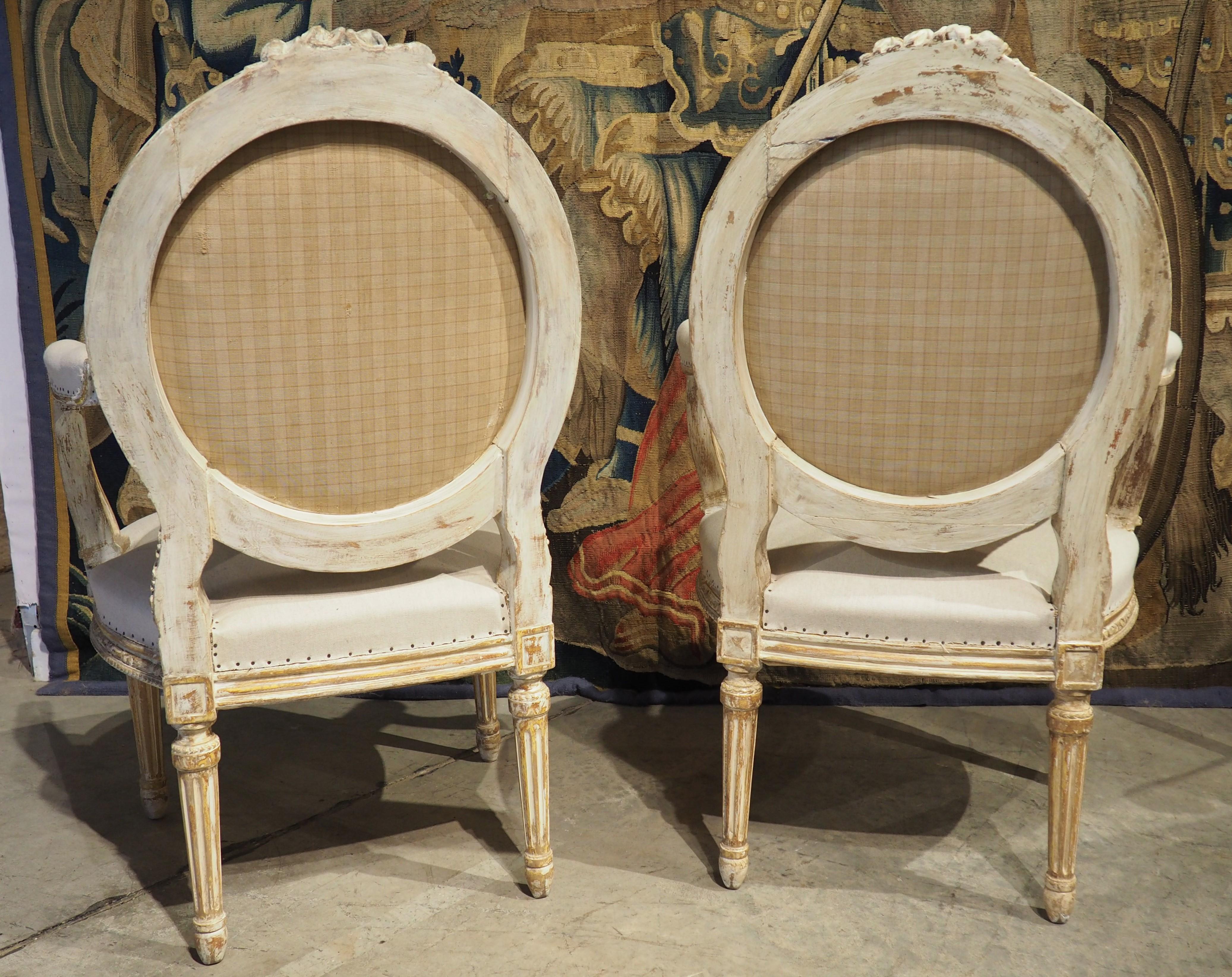 Paire de fauteuils cabriolets de style Louis XVI peints à la feuille, vers 1885 en vente 7