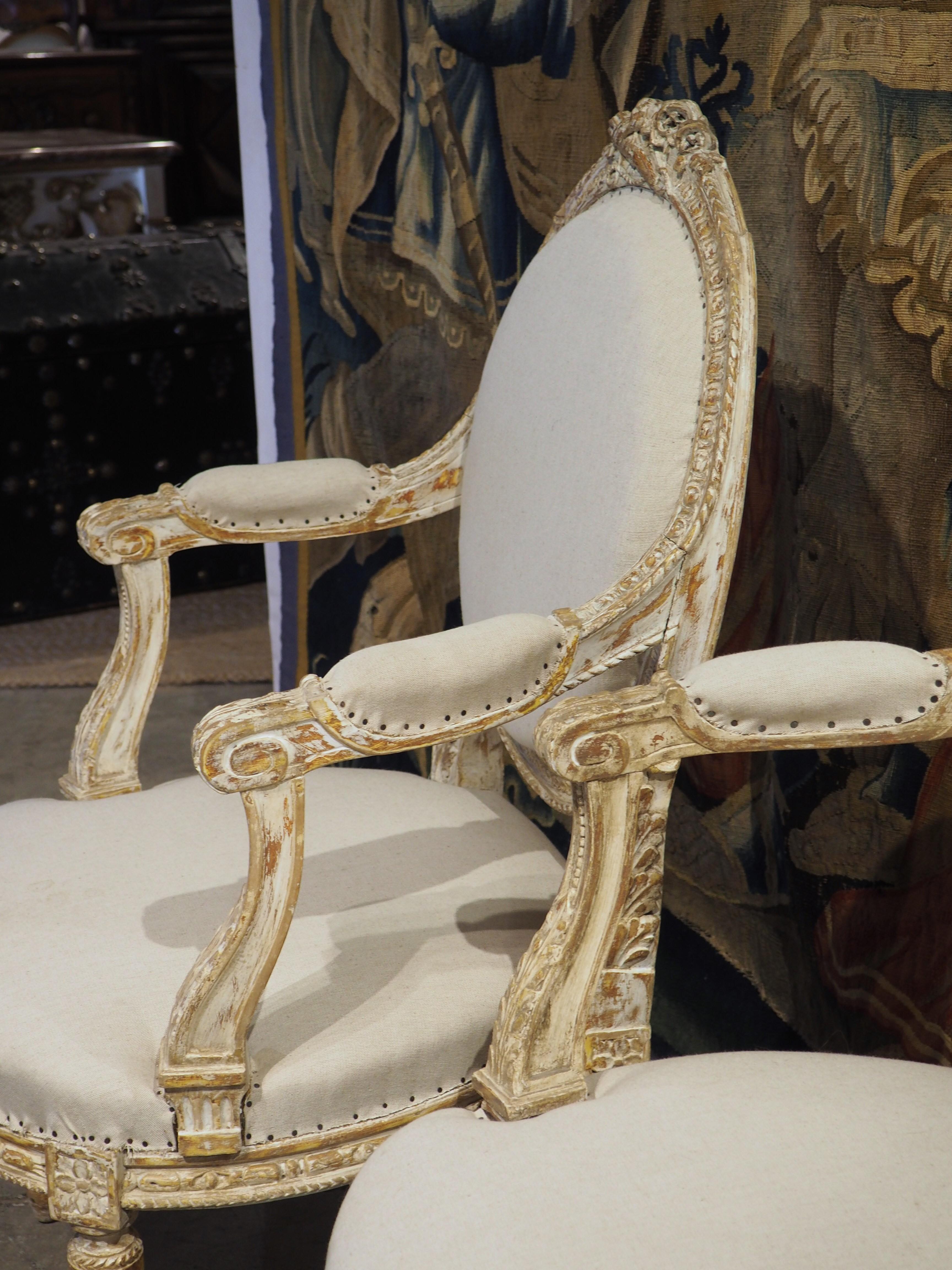 Paire de fauteuils cabriolets de style Louis XVI peints à la feuille, vers 1885 en vente 8