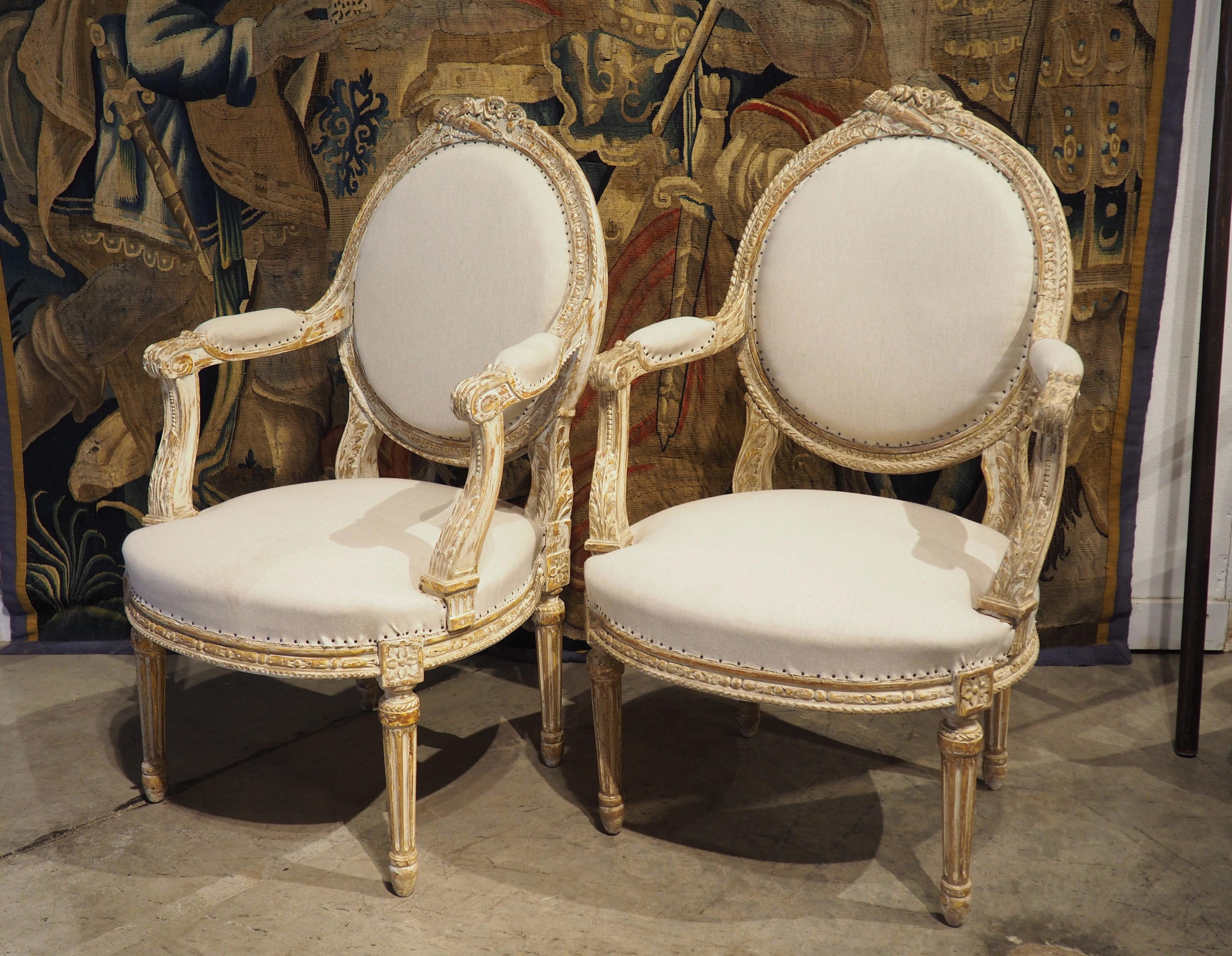 Paire de fauteuils cabriolets de style Louis XVI peints à la feuille, vers 1885 en vente 9