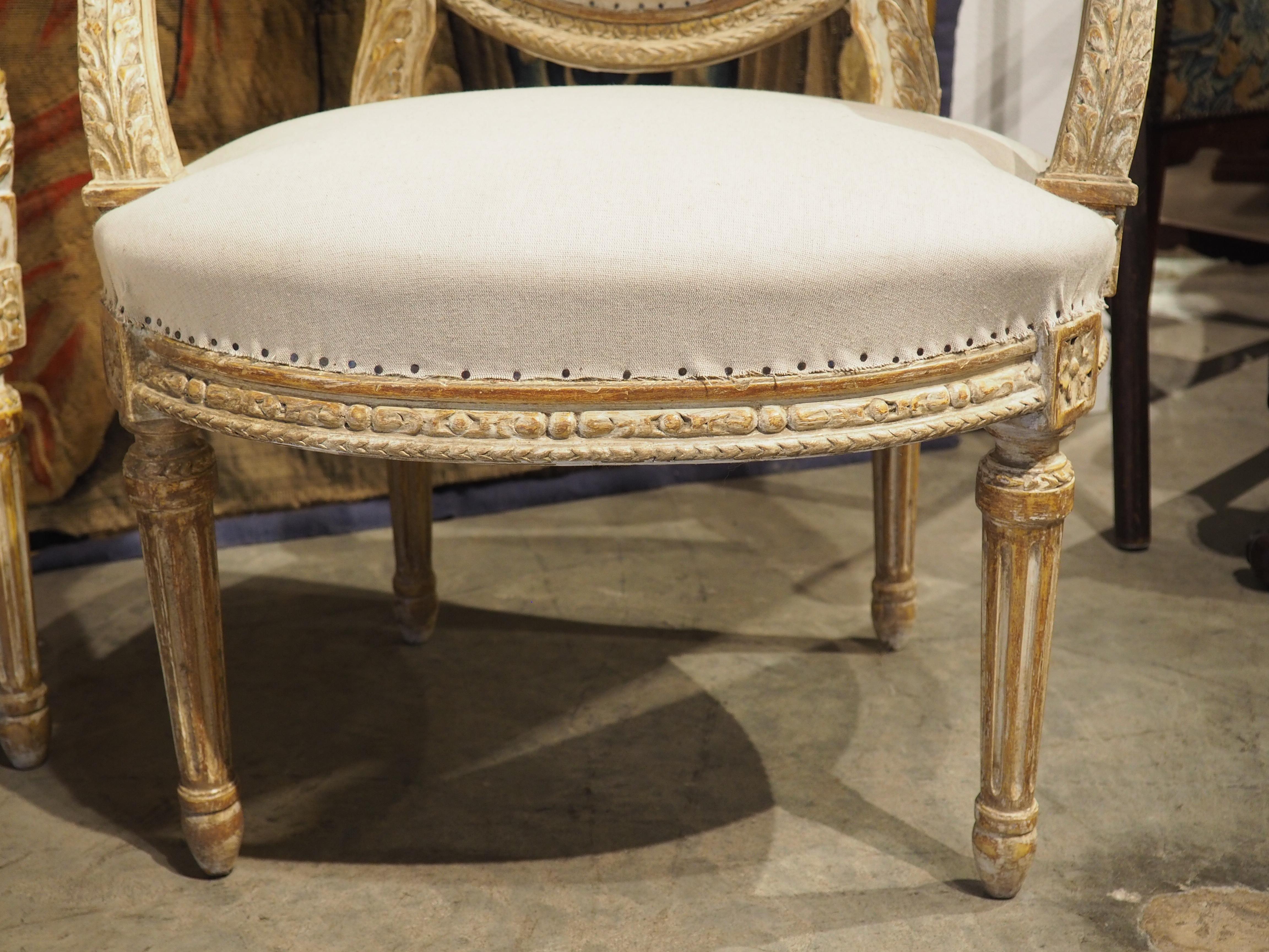 Paire de fauteuils cabriolets de style Louis XVI peints à la feuille, vers 1885 en vente 10