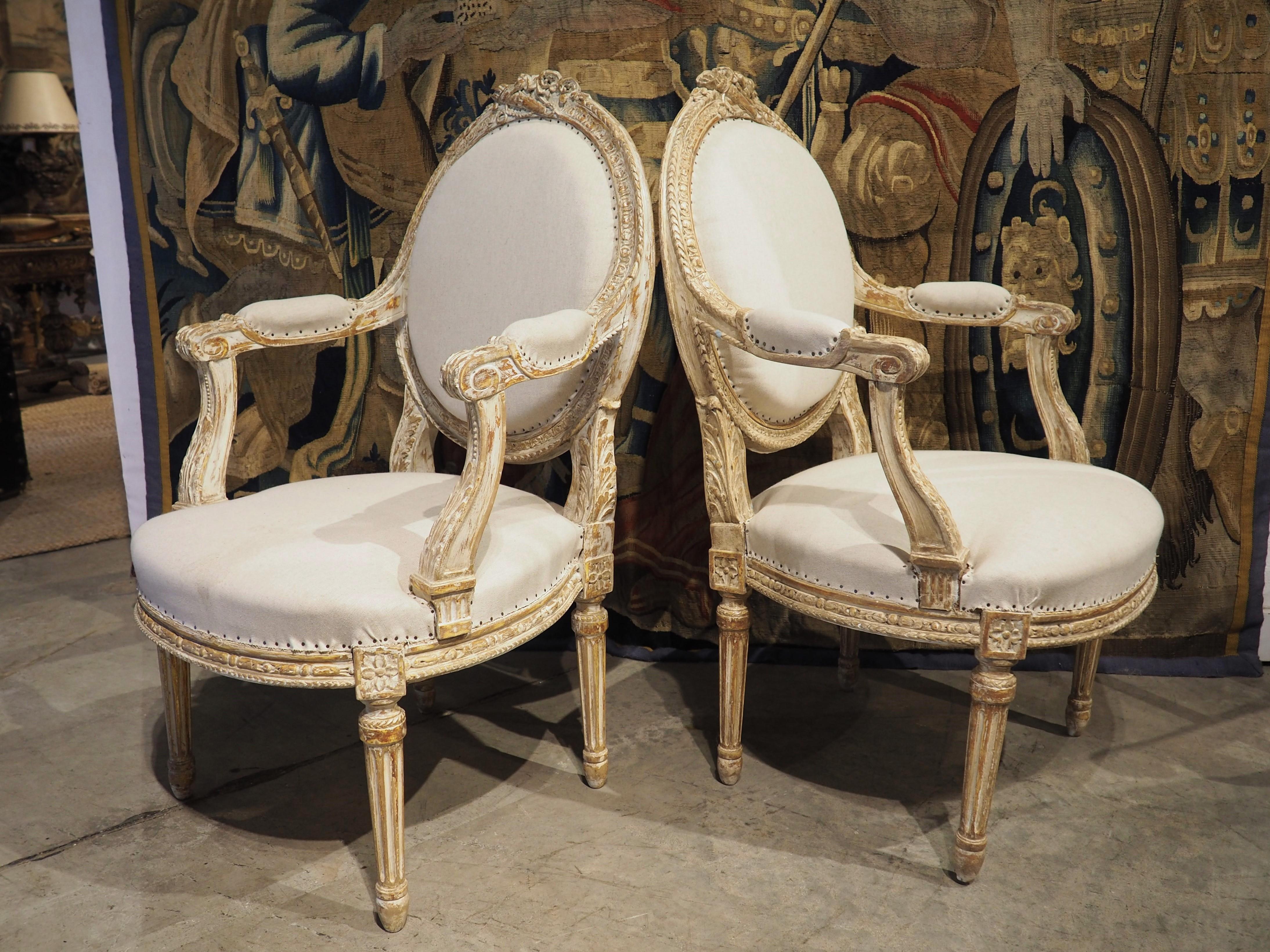 Paire de fauteuils cabriolets de style Louis XVI peints à la feuille, vers 1885 en vente 11