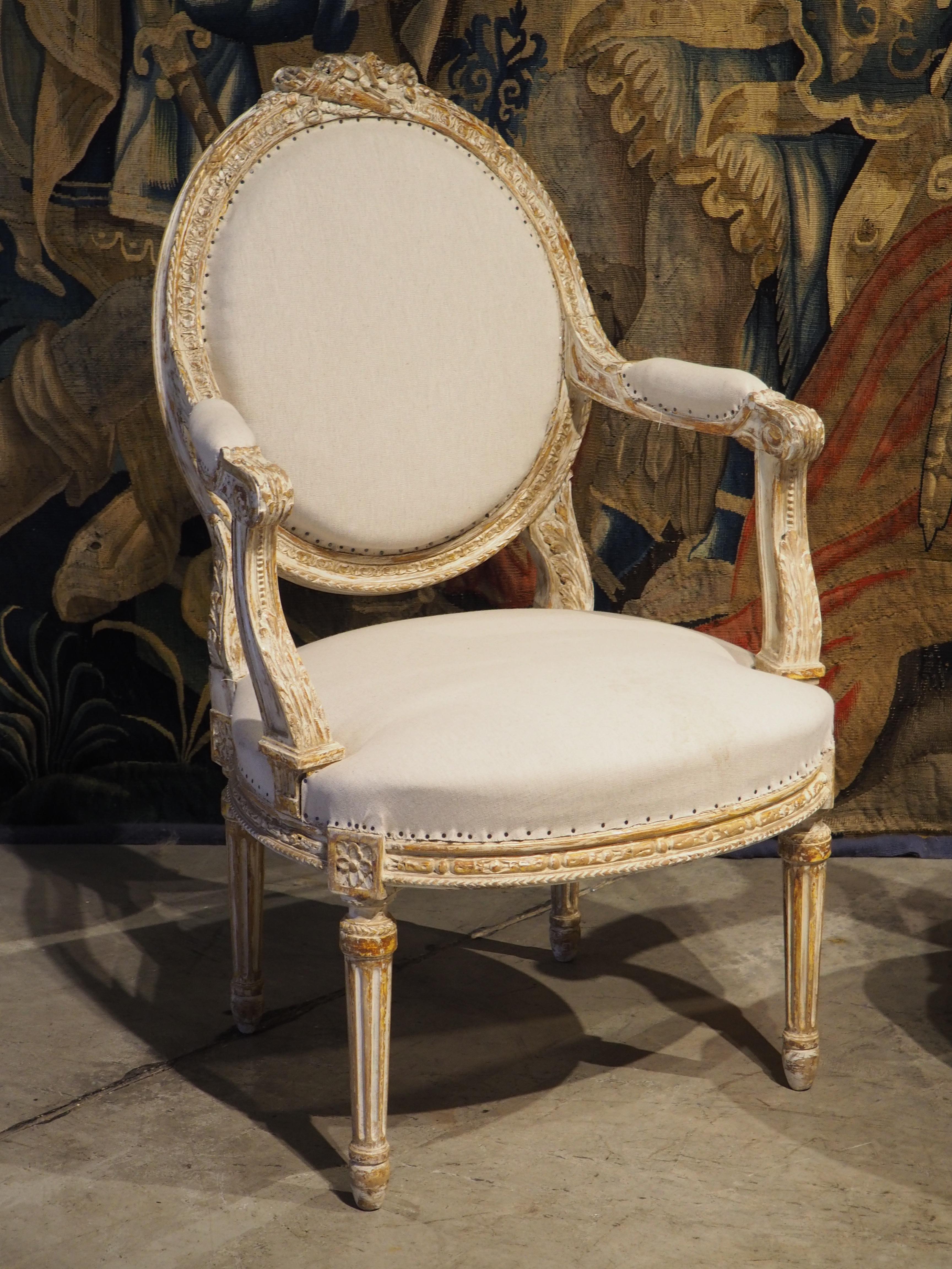 Français Paire de fauteuils cabriolets de style Louis XVI peints à la feuille, vers 1885 en vente