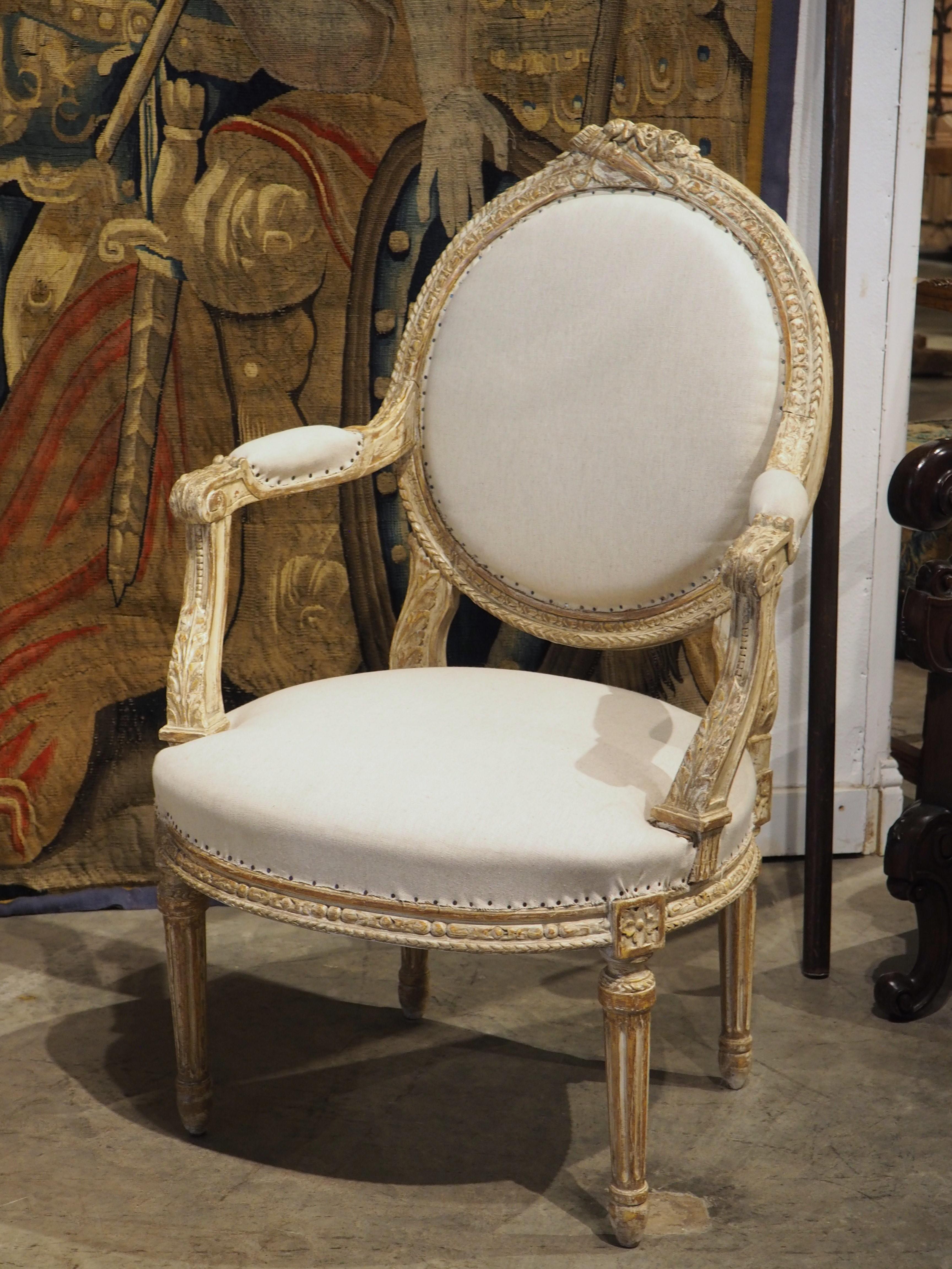 Sculpté à la main Paire de fauteuils cabriolets de style Louis XVI peints à la feuille, vers 1885 en vente