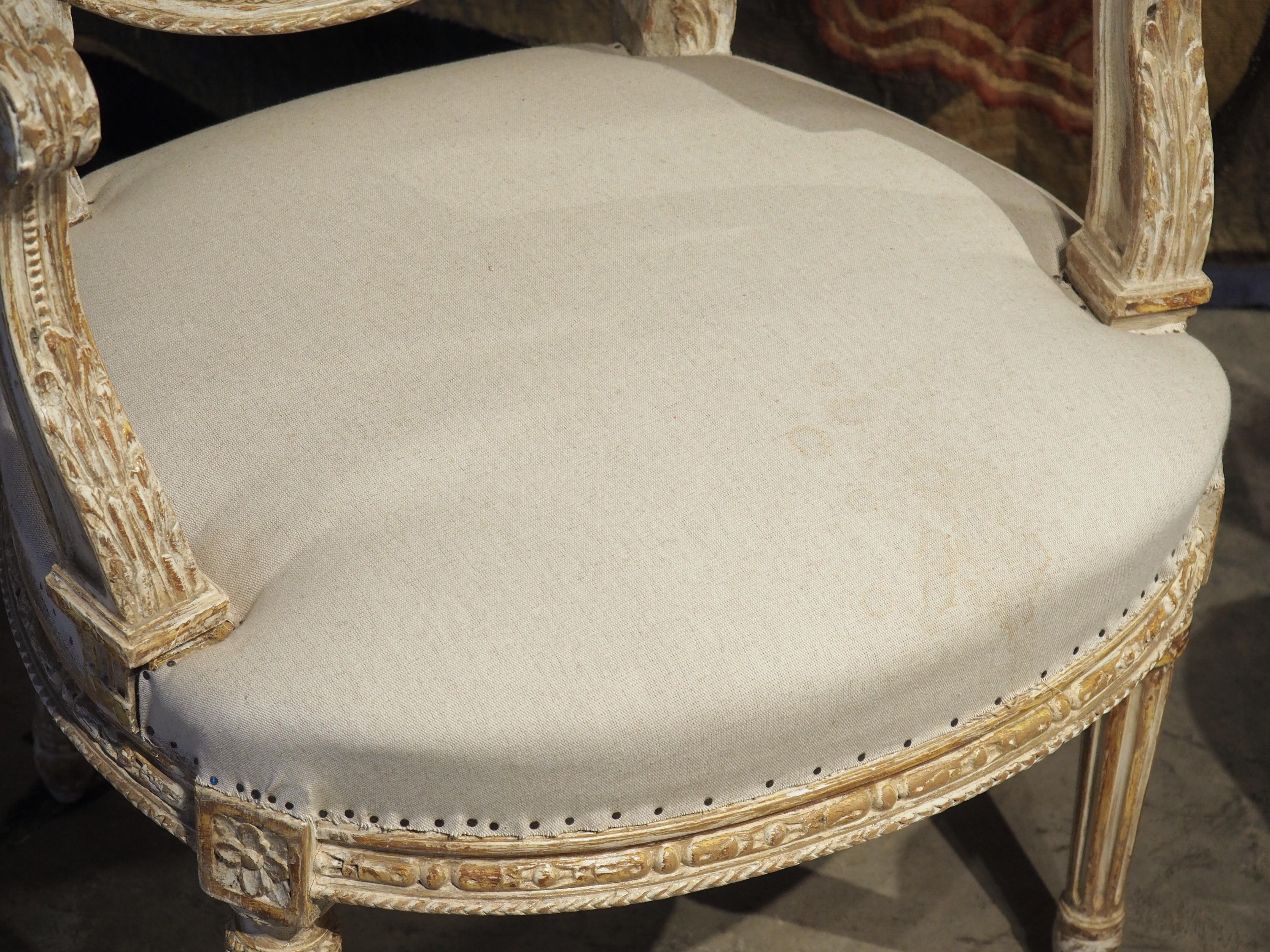 Paire de fauteuils cabriolets de style Louis XVI peints à la feuille, vers 1885 Bon état - En vente à Dallas, TX