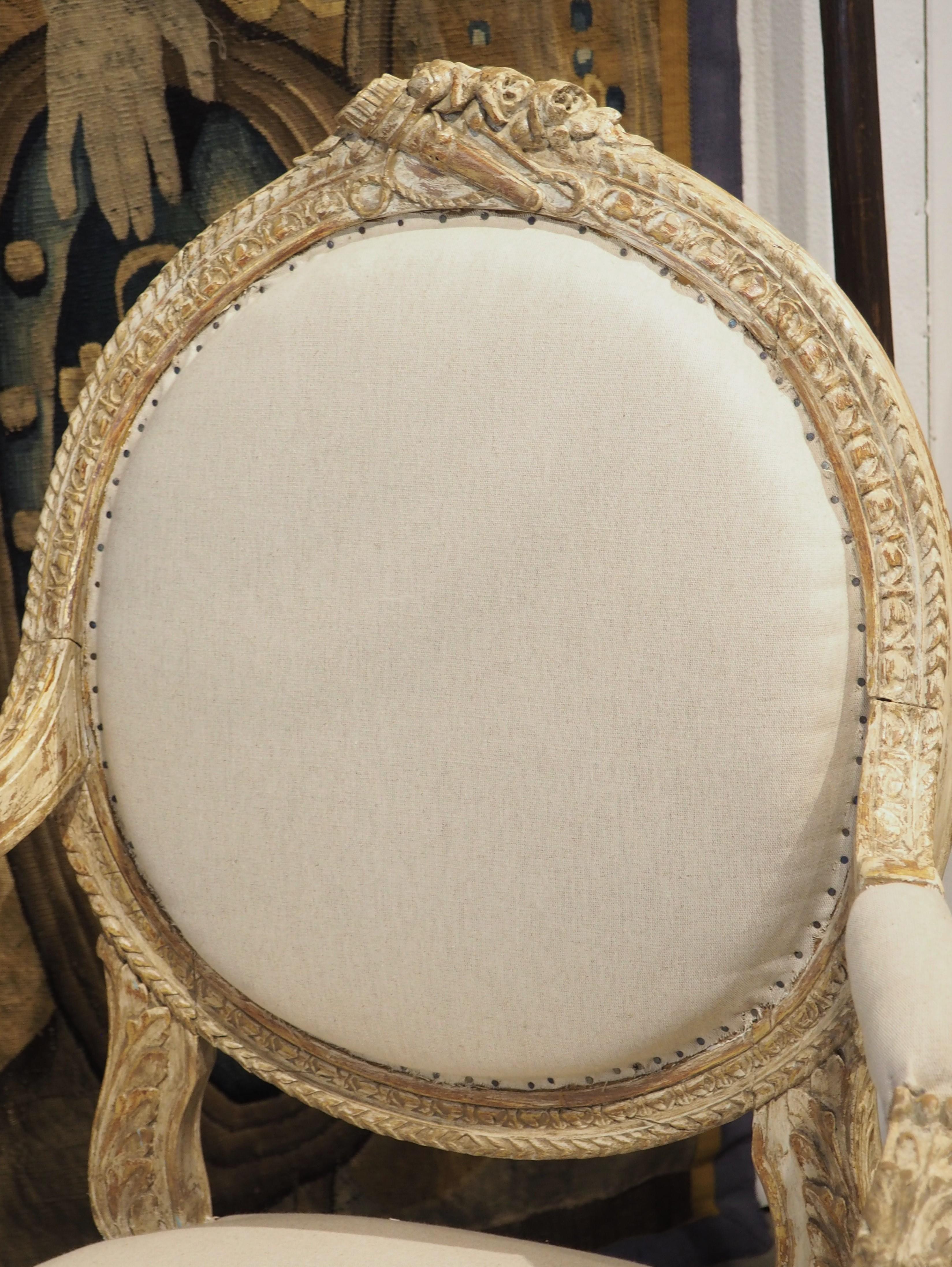 Textile Paire de fauteuils cabriolets de style Louis XVI peints à la feuille, vers 1885 en vente