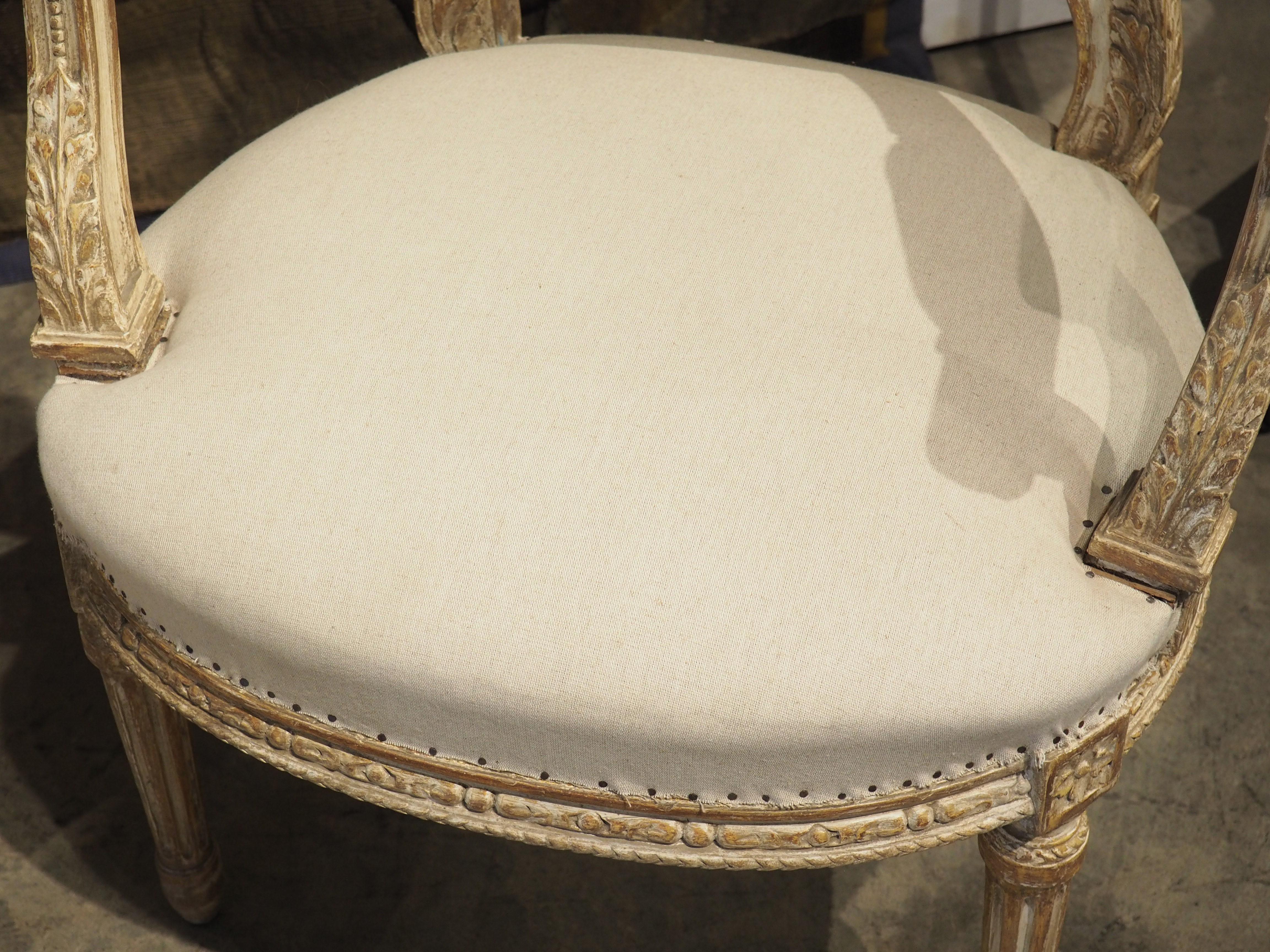 Paire de fauteuils cabriolets de style Louis XVI peints à la feuille, vers 1885 en vente 1