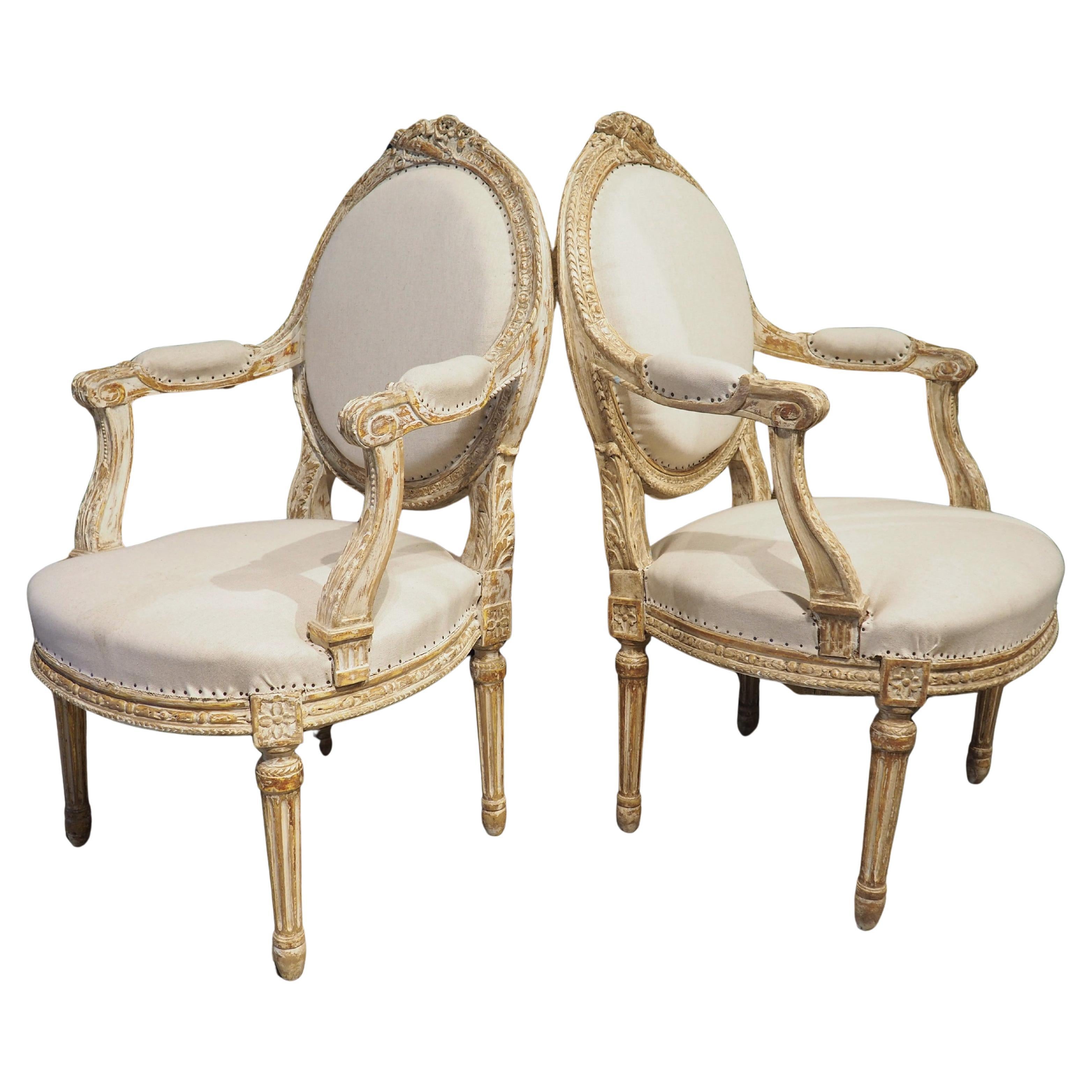 Paire de fauteuils cabriolets de style Louis XVI peints à la feuille, vers 1885 en vente