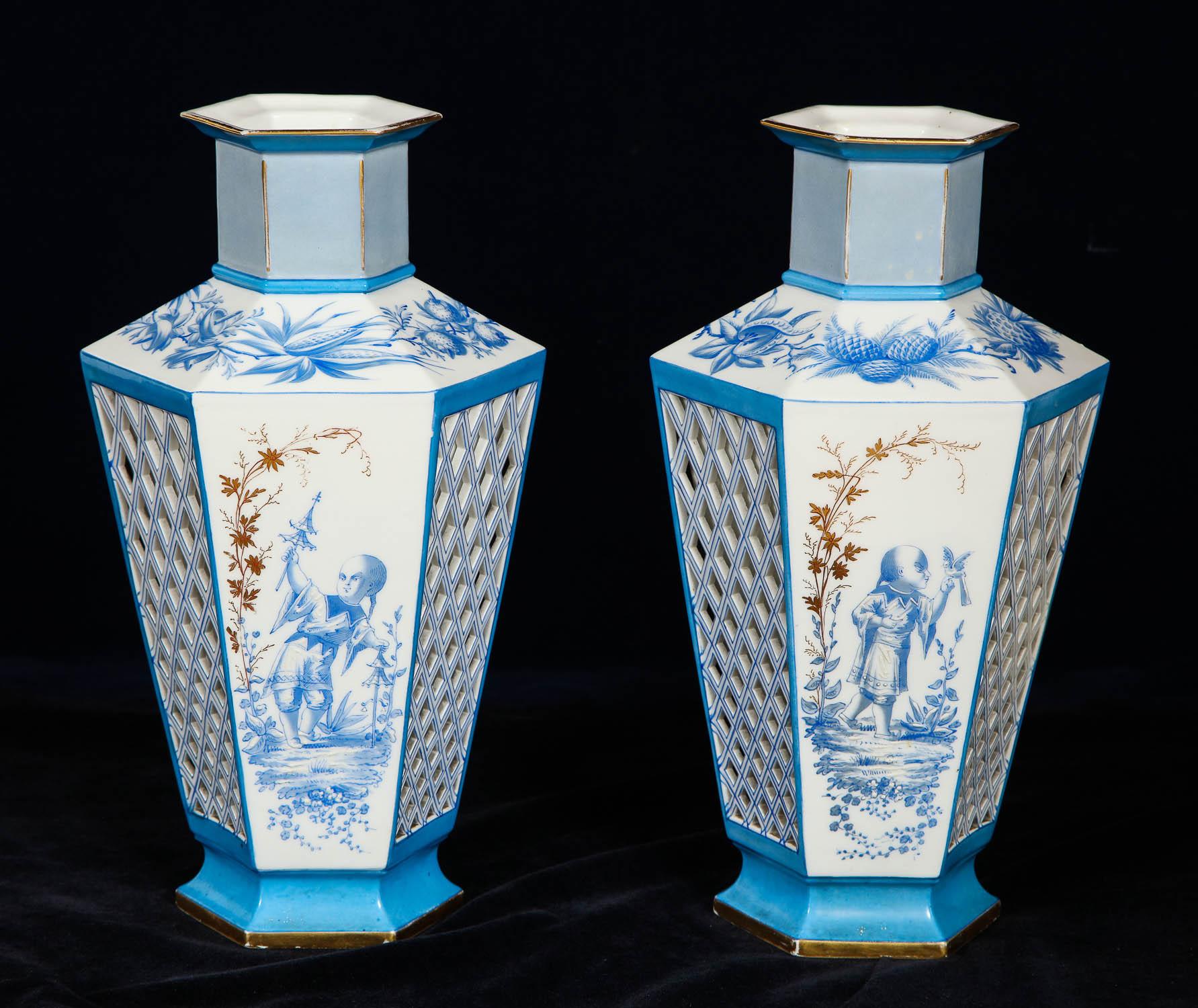 Francese Coppia di vasi in porcellana francese Paris in stile Chinoiserie blu e bianco, a lavorazione aperta in vendita