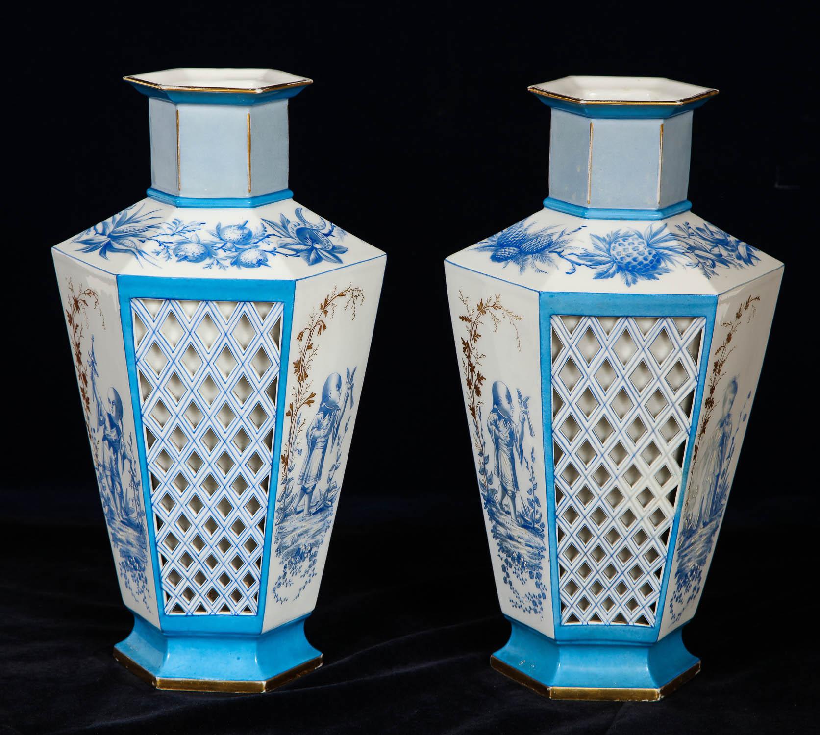 Peint à la main Paire de vases ajourés de style chinoiserie en porcelaine de Paris bleue et blanche en vente