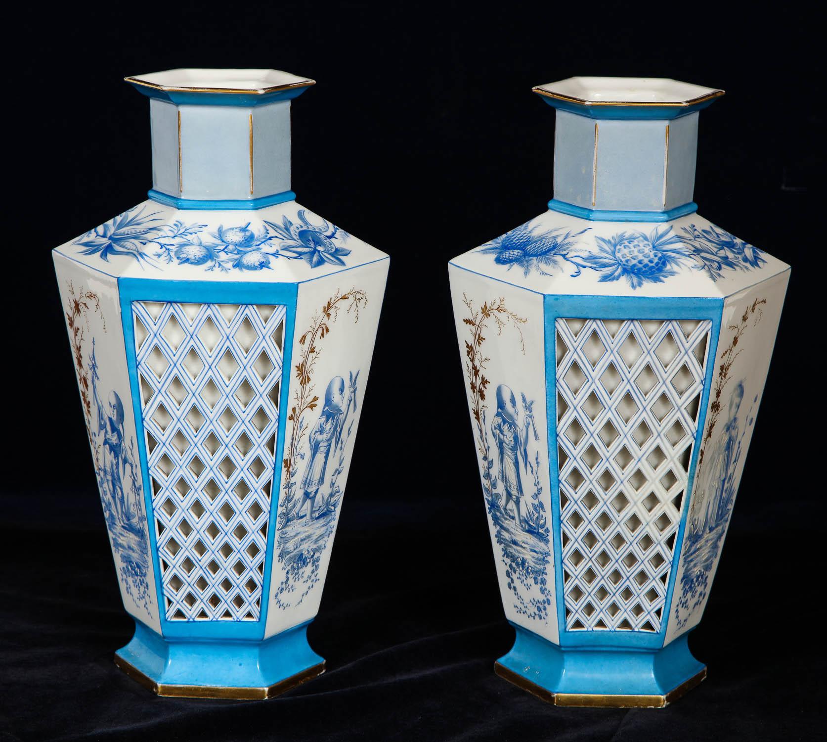 Dipinto a mano Coppia di vasi in porcellana francese Paris in stile Chinoiserie blu e bianco, a lavorazione aperta in vendita