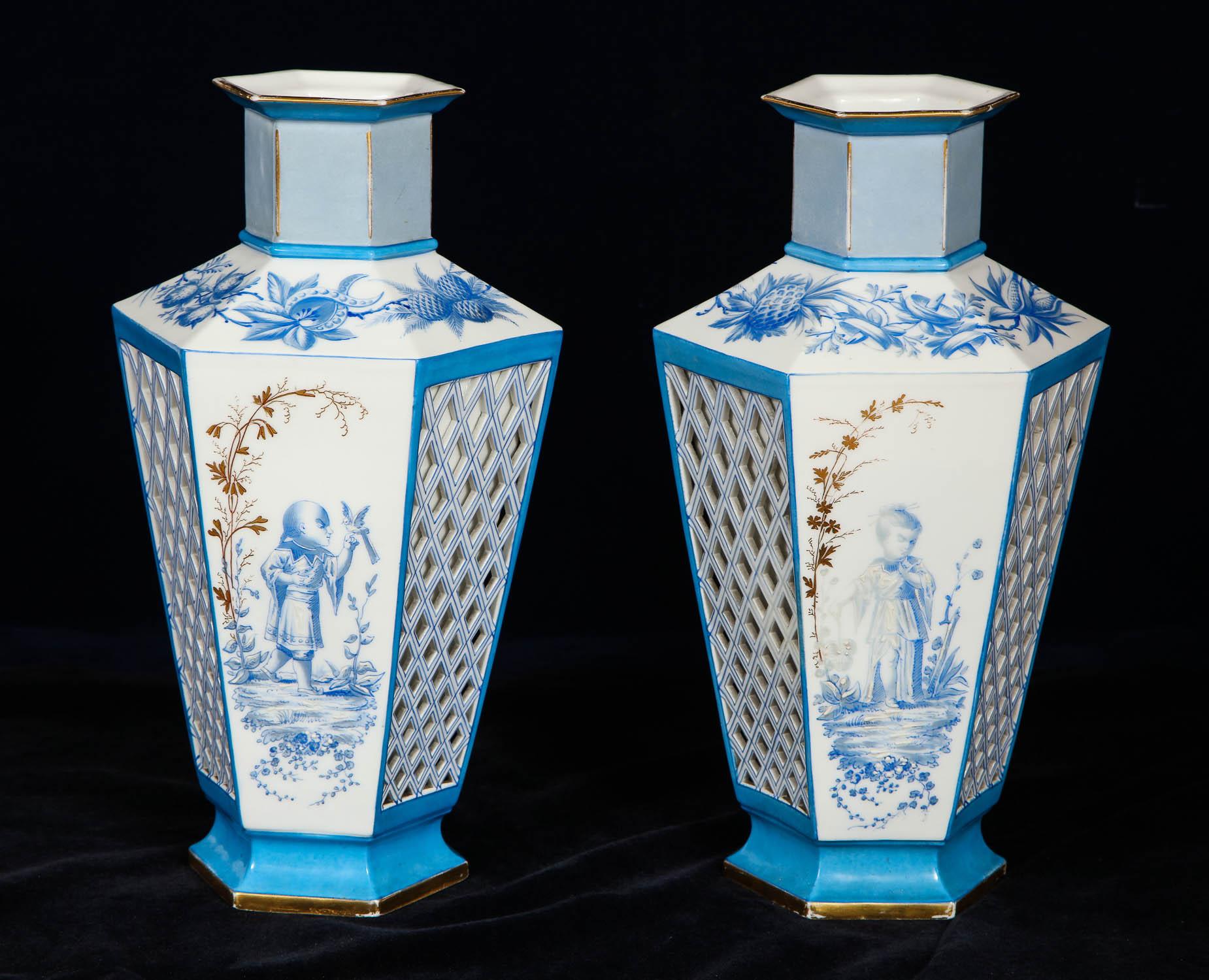Coppia di vasi in porcellana francese Paris in stile Chinoiserie blu e bianco, a lavorazione aperta In condizioni buone in vendita a New York, NY