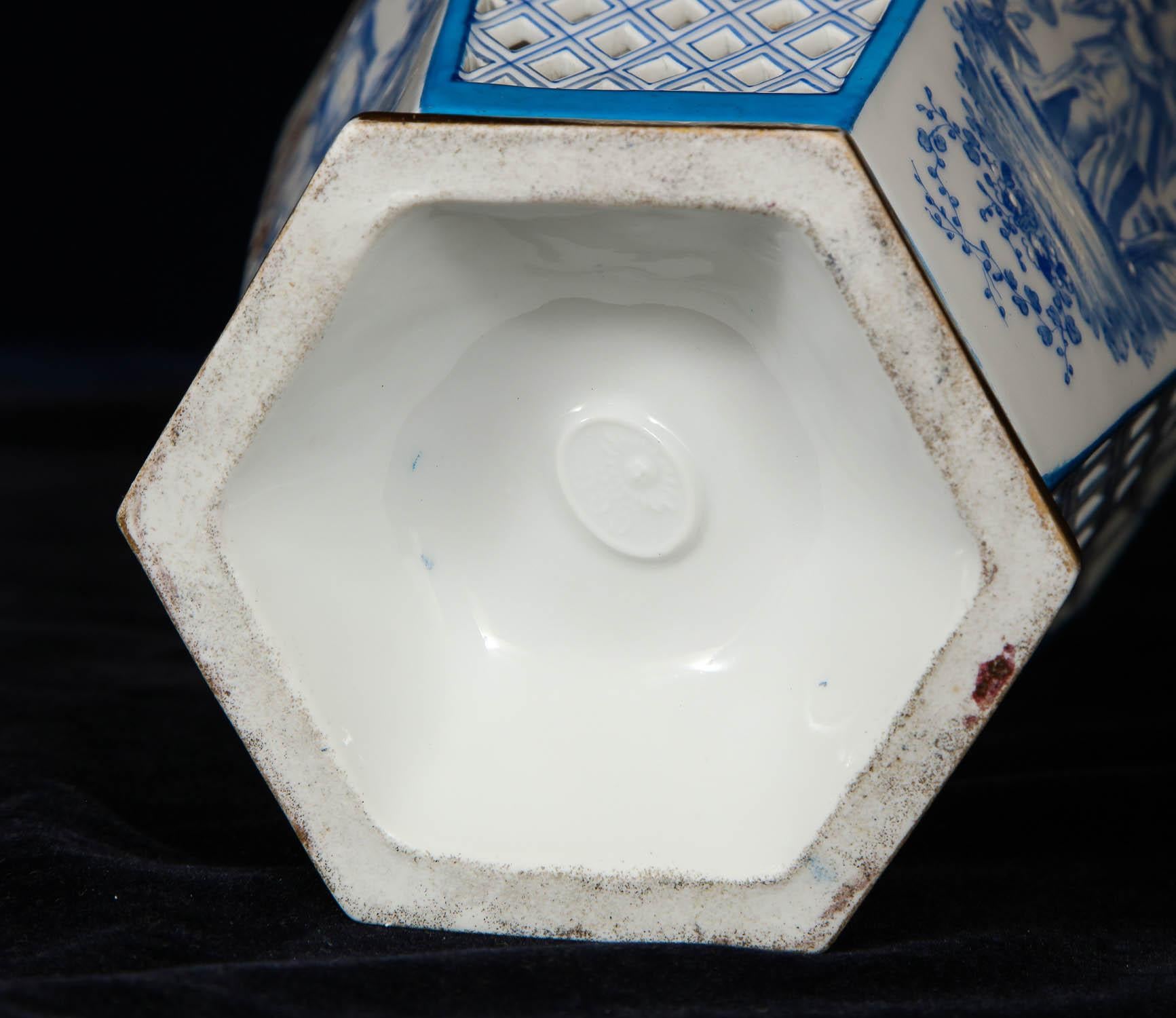 Porcelaine Paire de vases ajourés de style chinoiserie en porcelaine de Paris bleue et blanche en vente