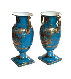 Pareja de jarrones de porcelana francesa París Chinoiserie dorada y fondo azul cerúleo