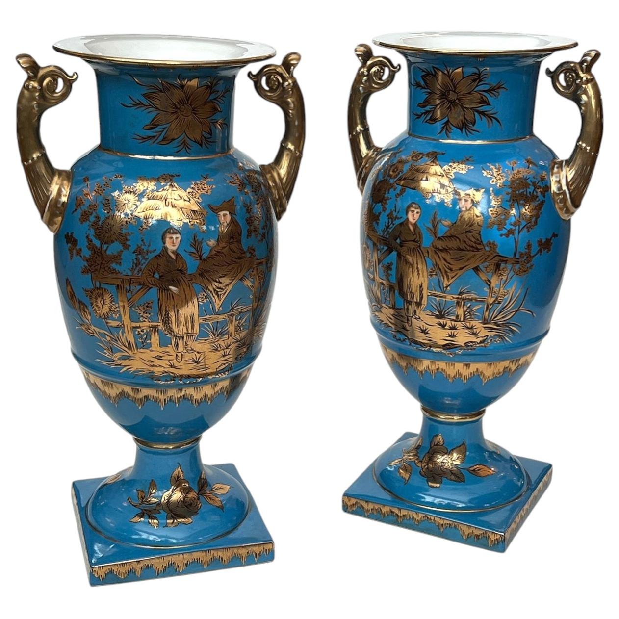 Coppia di vasi in porcellana francese Paris Chinoiserie con fondo dorato e blu ceruleo