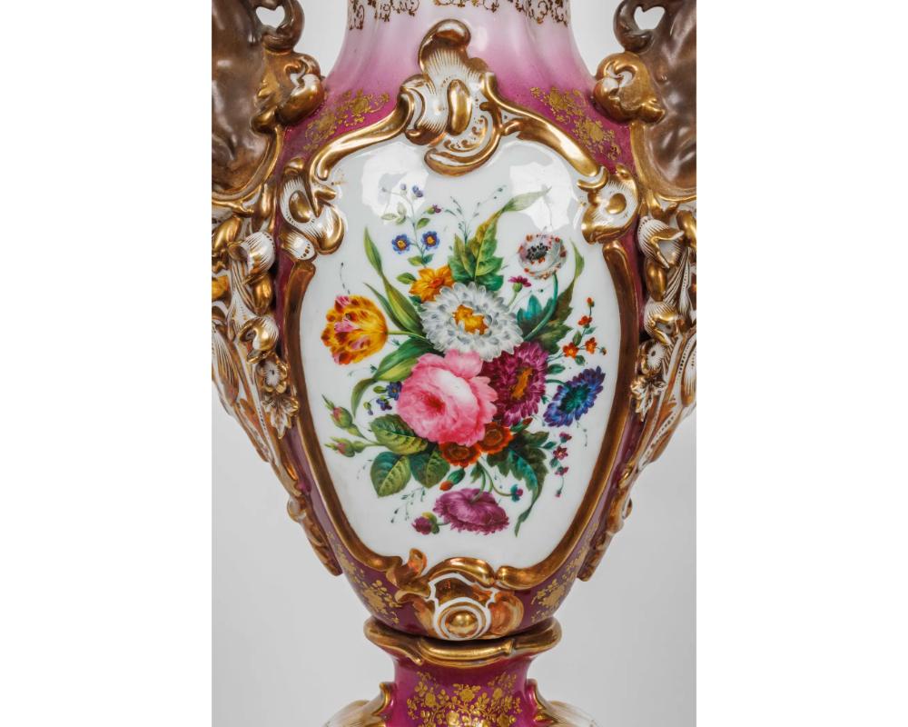 Ein Paar handbemalte Vasen aus französischem Pariser Porzellan für den Orientalistenmarkt im Angebot 4