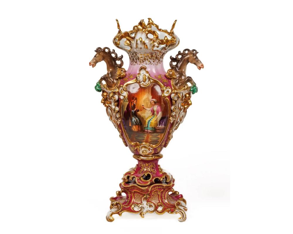 Zwei handbemalte Vasen aus französischem Pariser Porzellan für den orientalischen Markt, um 1870.  

Jede Vase ist wunderschön von Hand mit Szenen von Sultan und Sultana bemalt, und die Oberseiten sind mit Pferden geschmückt, die reichlich mit Gold