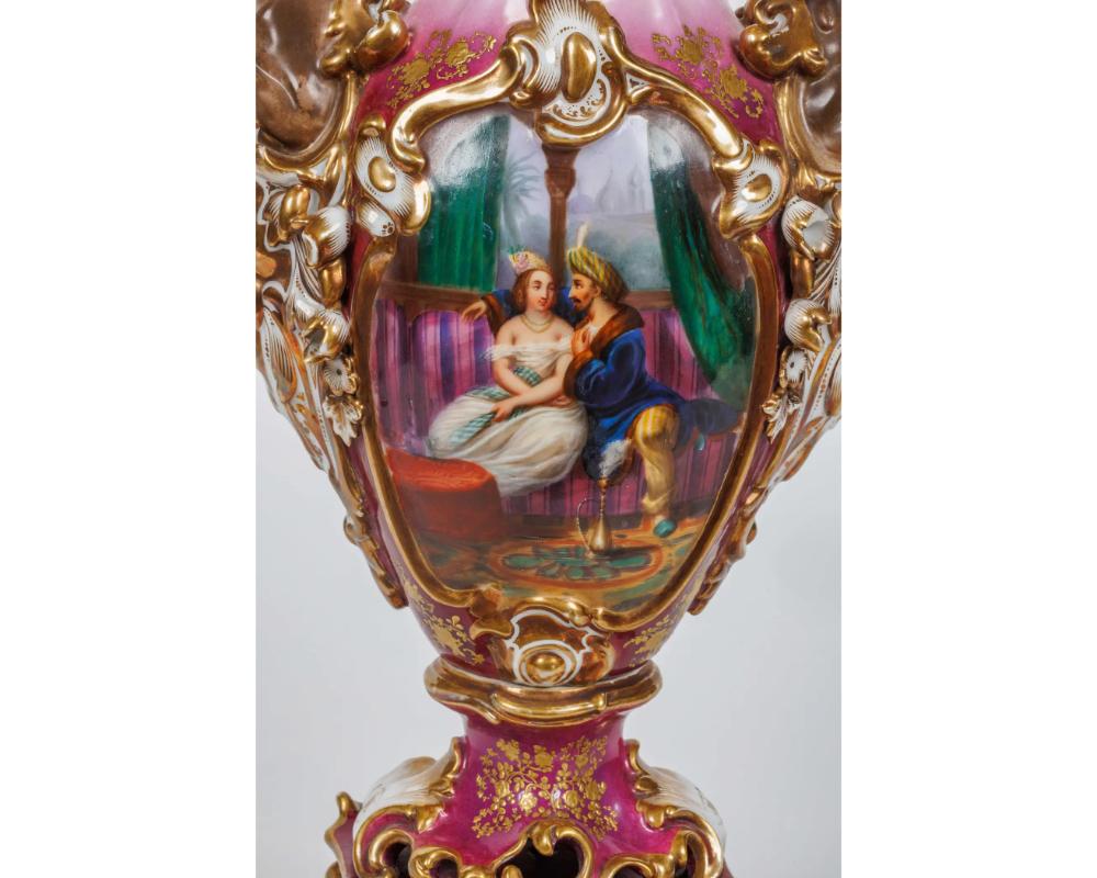 Ein Paar handbemalte Vasen aus französischem Pariser Porzellan für den Orientalistenmarkt (Französisch) im Angebot