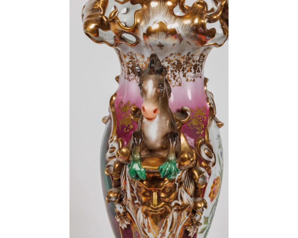 Ein Paar handbemalte Vasen aus französischem Pariser Porzellan für den Orientalistenmarkt im Angebot 3