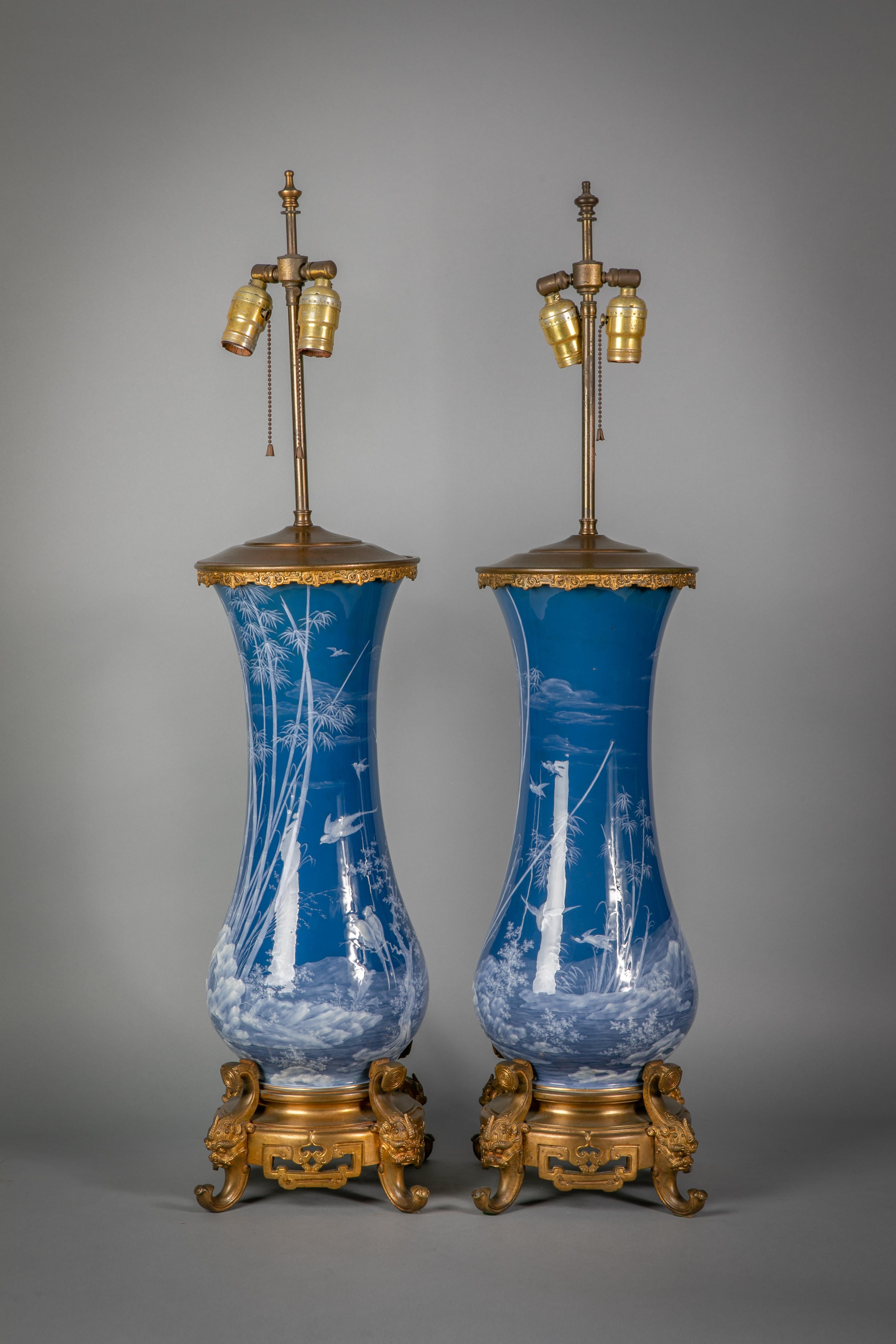 Paar französische Pate-Sur-Pate-Vasen als Lampen montiert, um 1880 (CP & Co., signiert Melinan).