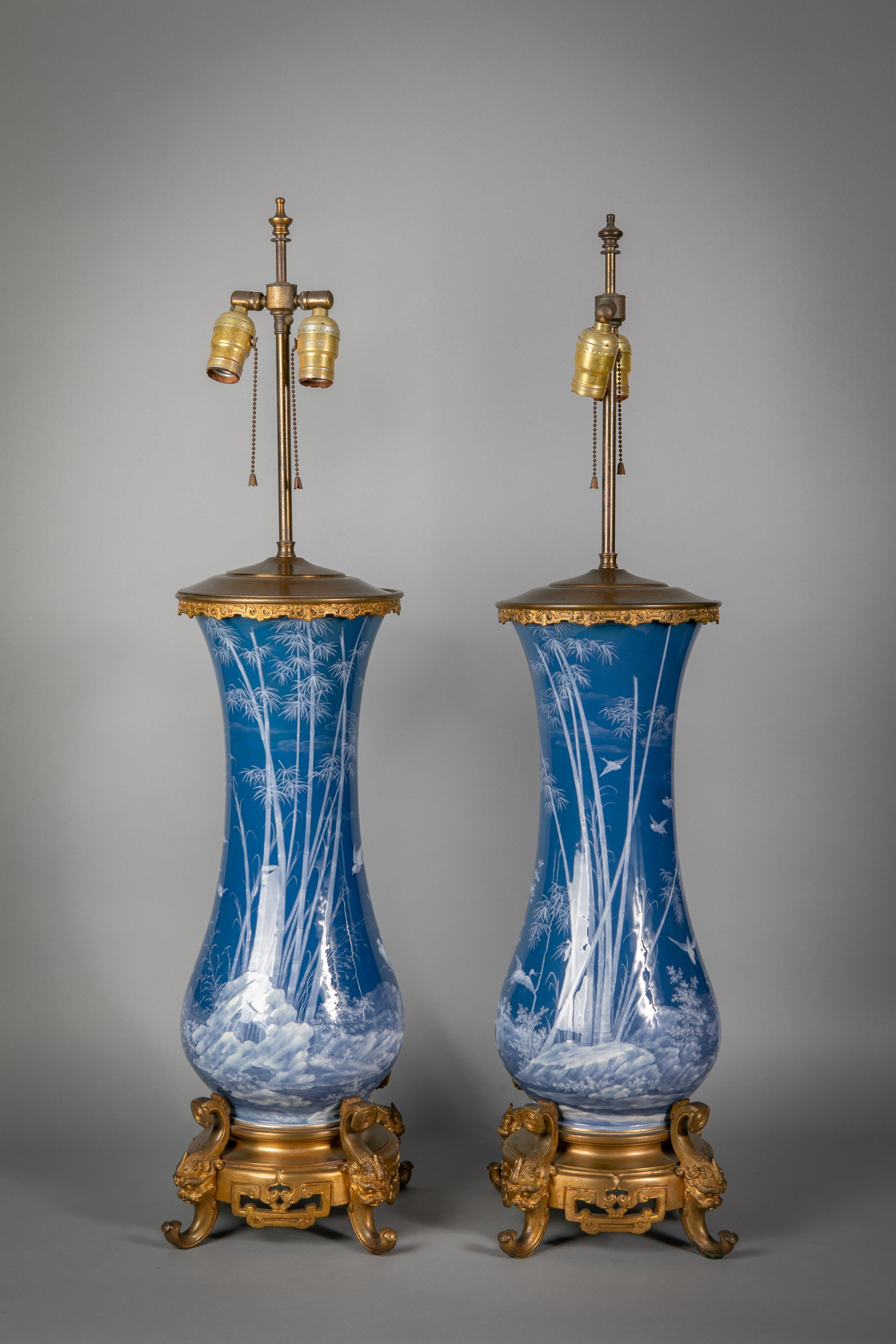 Paar französische Pate-Sur-Pate-Vasen, als Lampen montiert, um 1880 (Französisch) im Angebot
