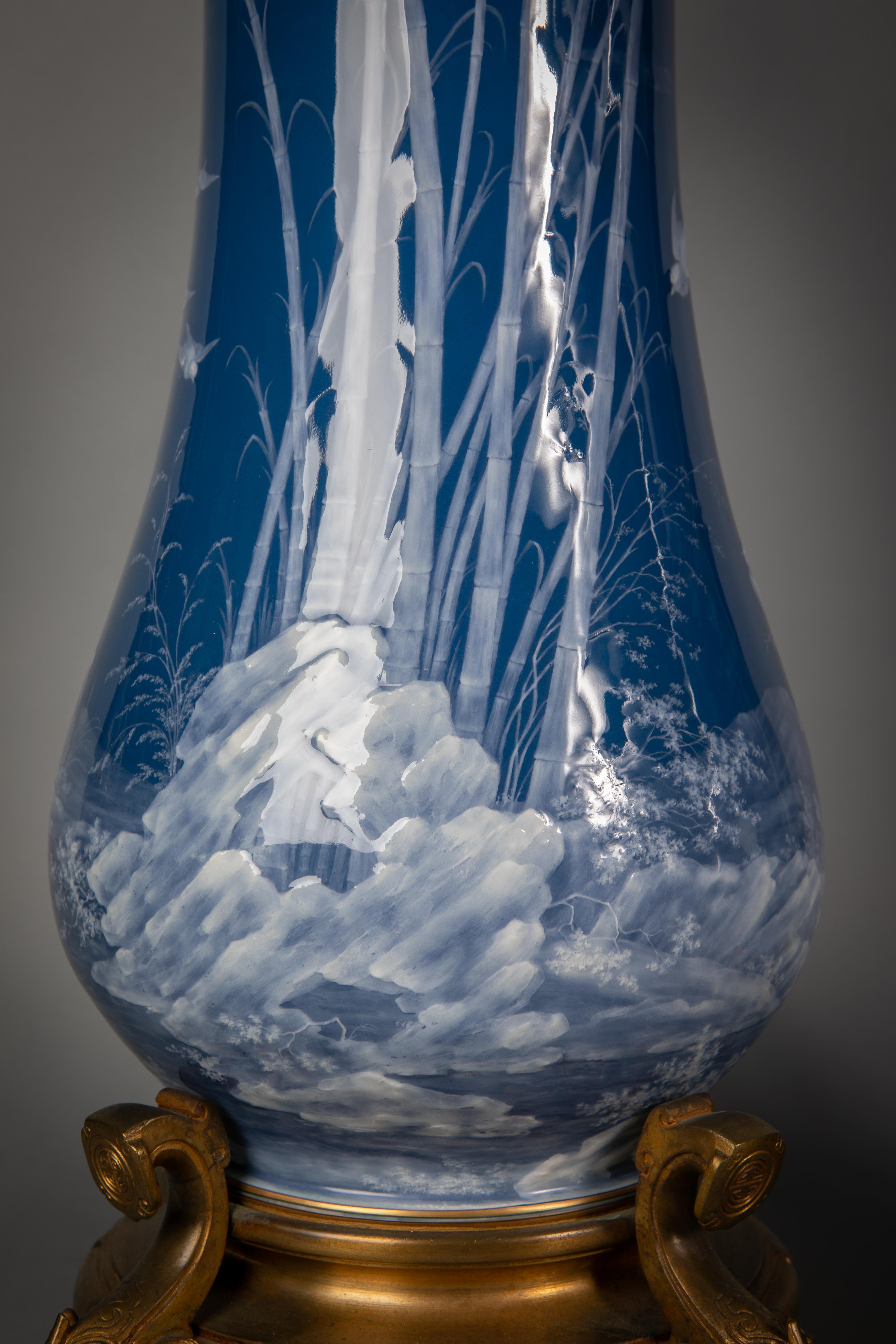 Paar französische Pate-Sur-Pate-Vasen, als Lampen montiert, um 1880 (Spätes 19. Jahrhundert) im Angebot