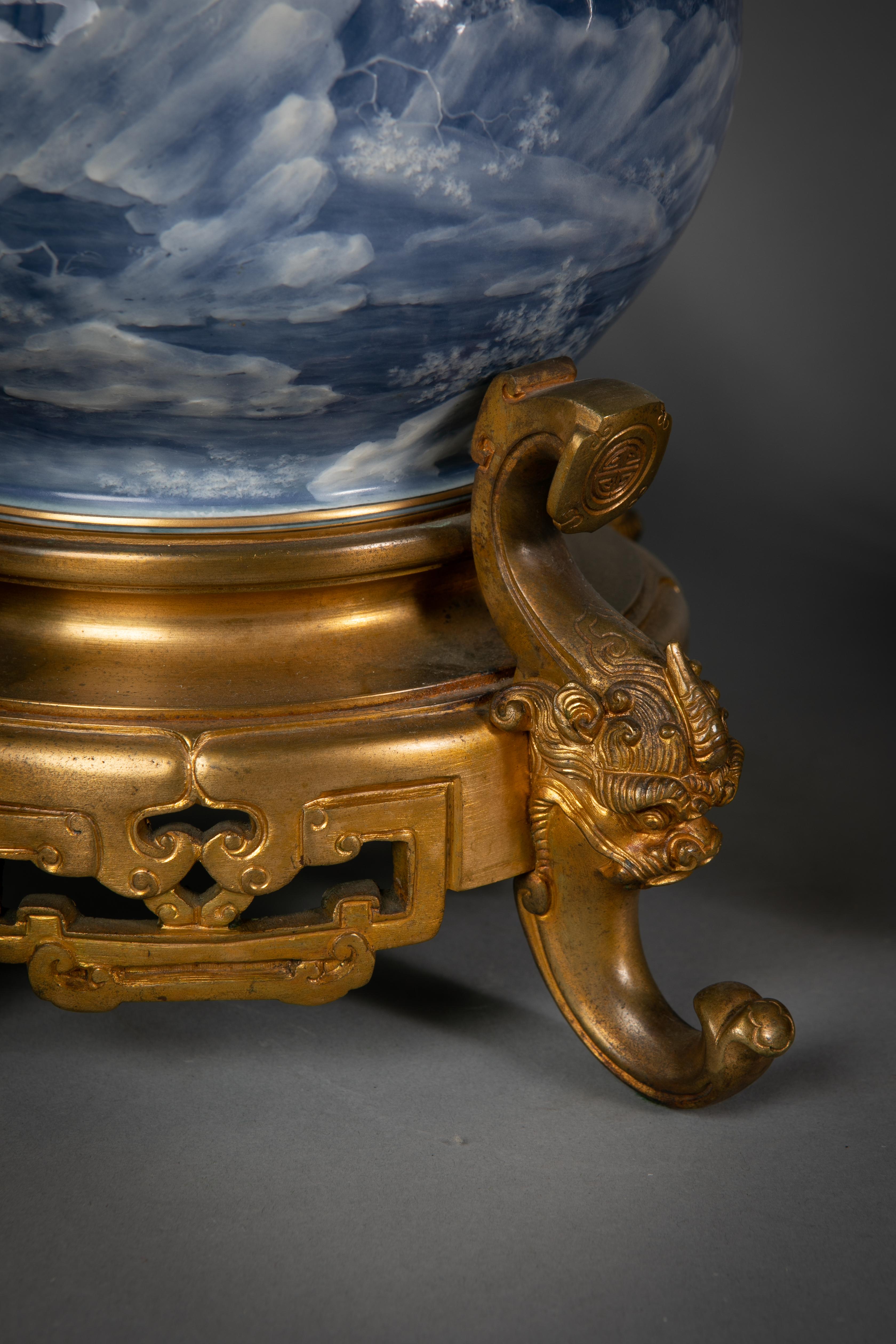 Porcelaine Paire de vases français en pâte-sur-pâte montés comme lampes, vers 1880 en vente