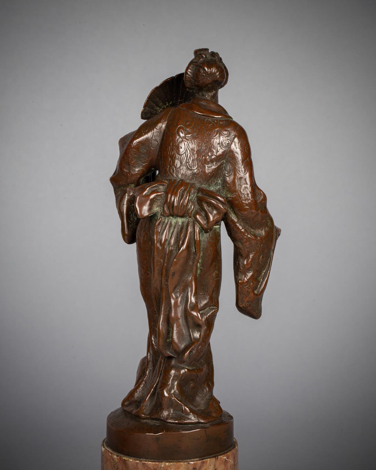 Fin du XIXe siècle Paire de figurines de Chinoiserie françaises en bronze patiné sur socles en marbre, vers 1875 en vente