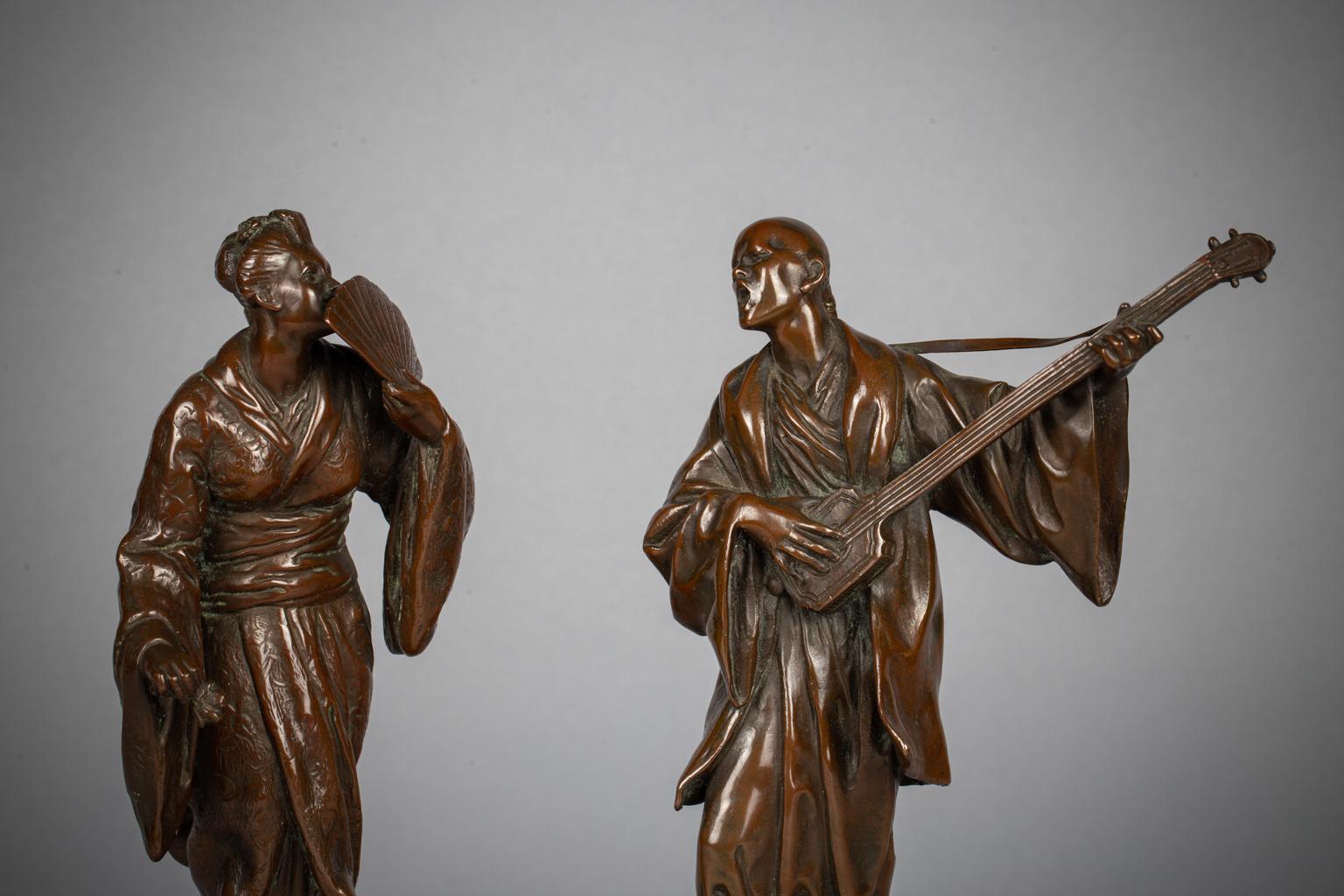Bronze Paire de figurines de Chinoiserie françaises en bronze patiné sur socles en marbre, vers 1875 en vente