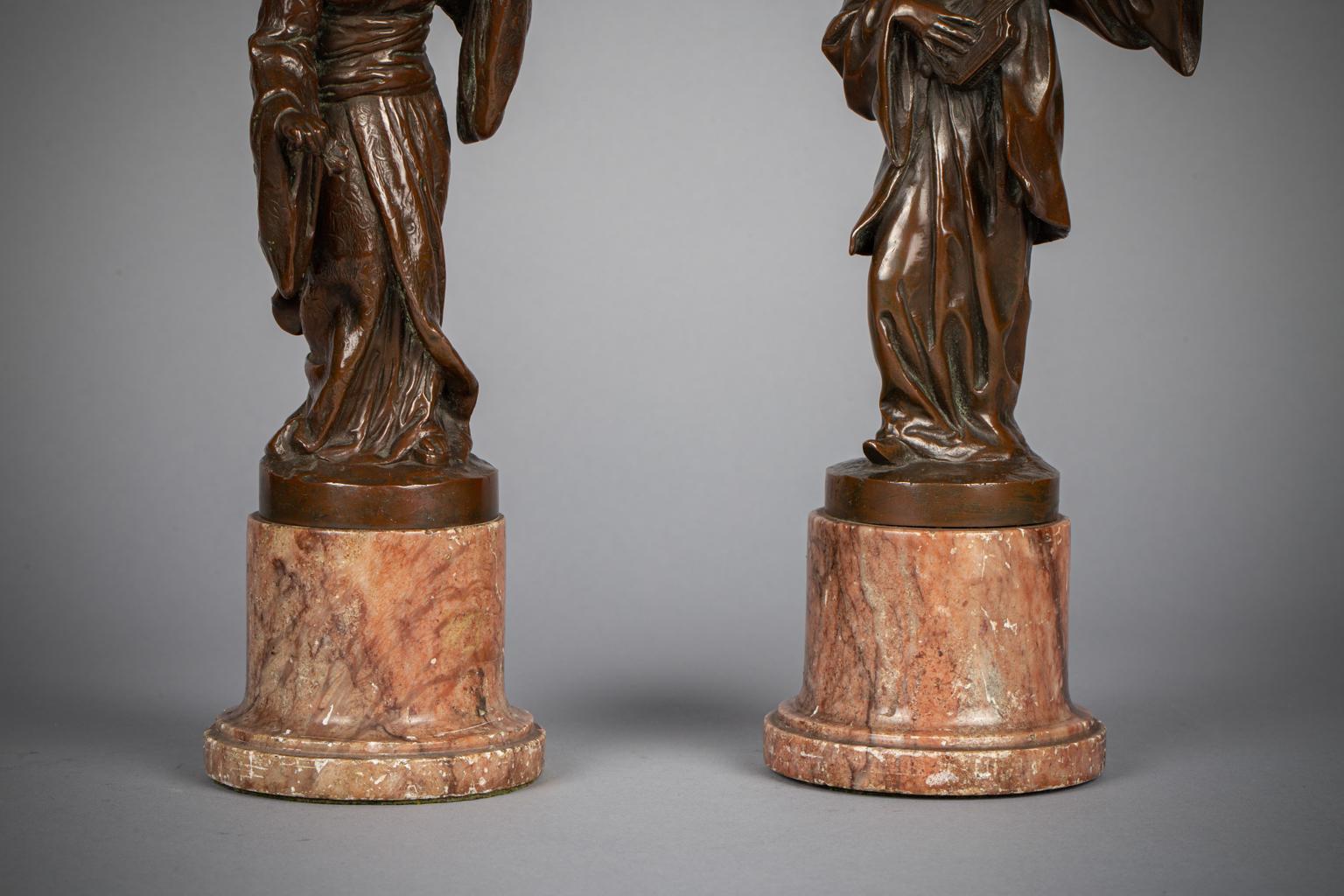 Paire de figurines de Chinoiserie françaises en bronze patiné sur socles en marbre, vers 1875 en vente 1