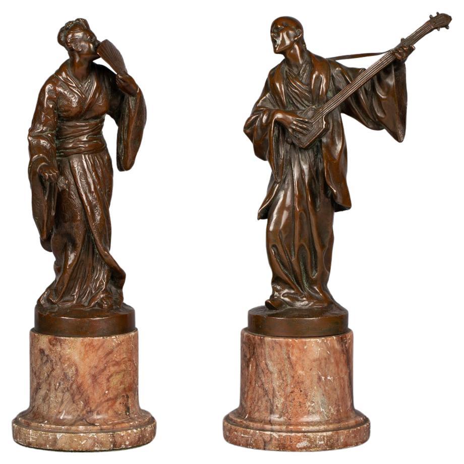 Paire de figurines de Chinoiserie françaises en bronze patiné sur socles en marbre, vers 1875 en vente