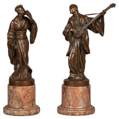 Pareja de figuras francesas de chinoiserie de bronce patinado sobre zócalos de mármol, ca. 1875