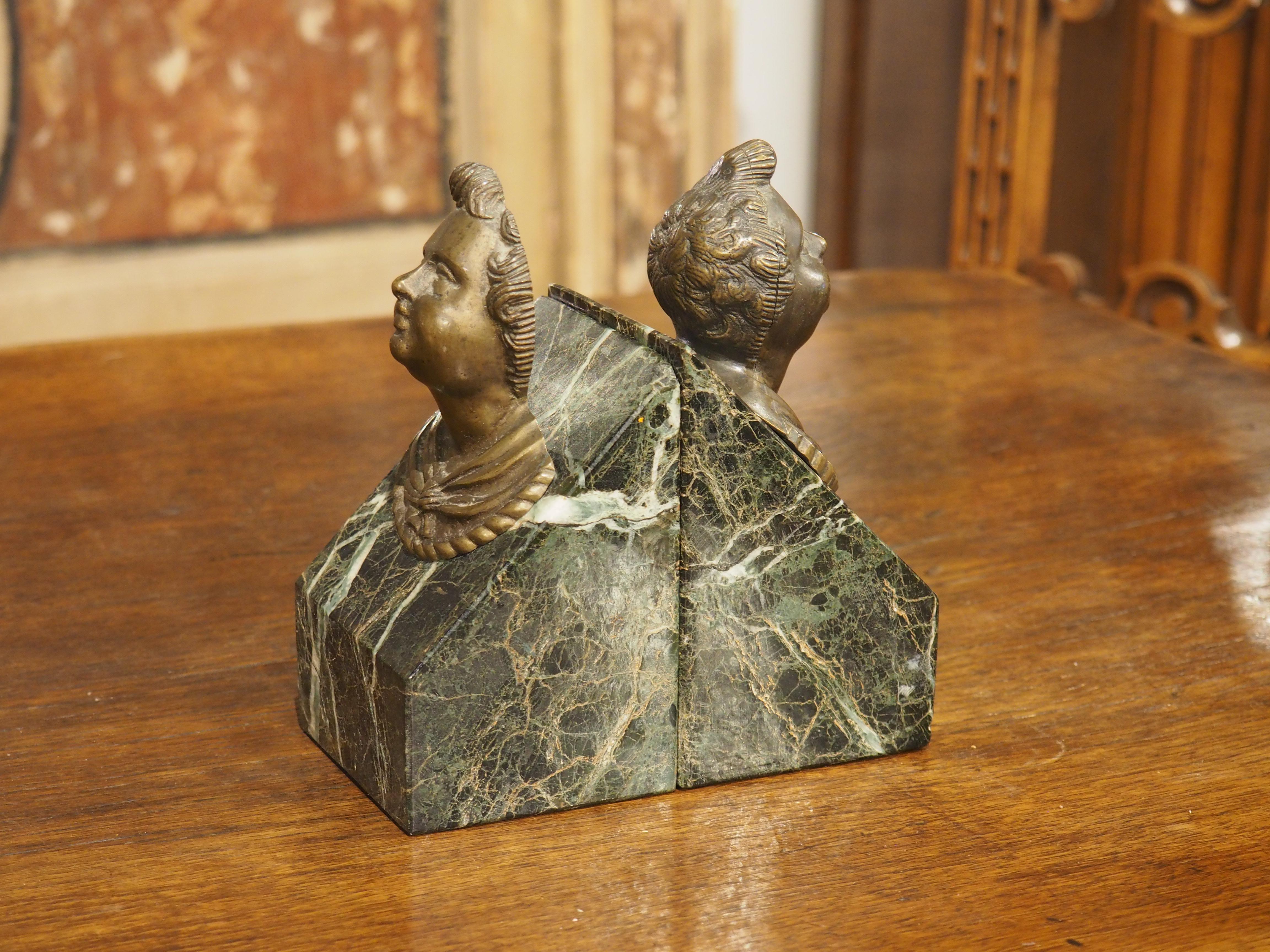 Coppia di teste di putti in bronzo patinato francese su plinti di marmo verde mare, C.C. in vendita 3