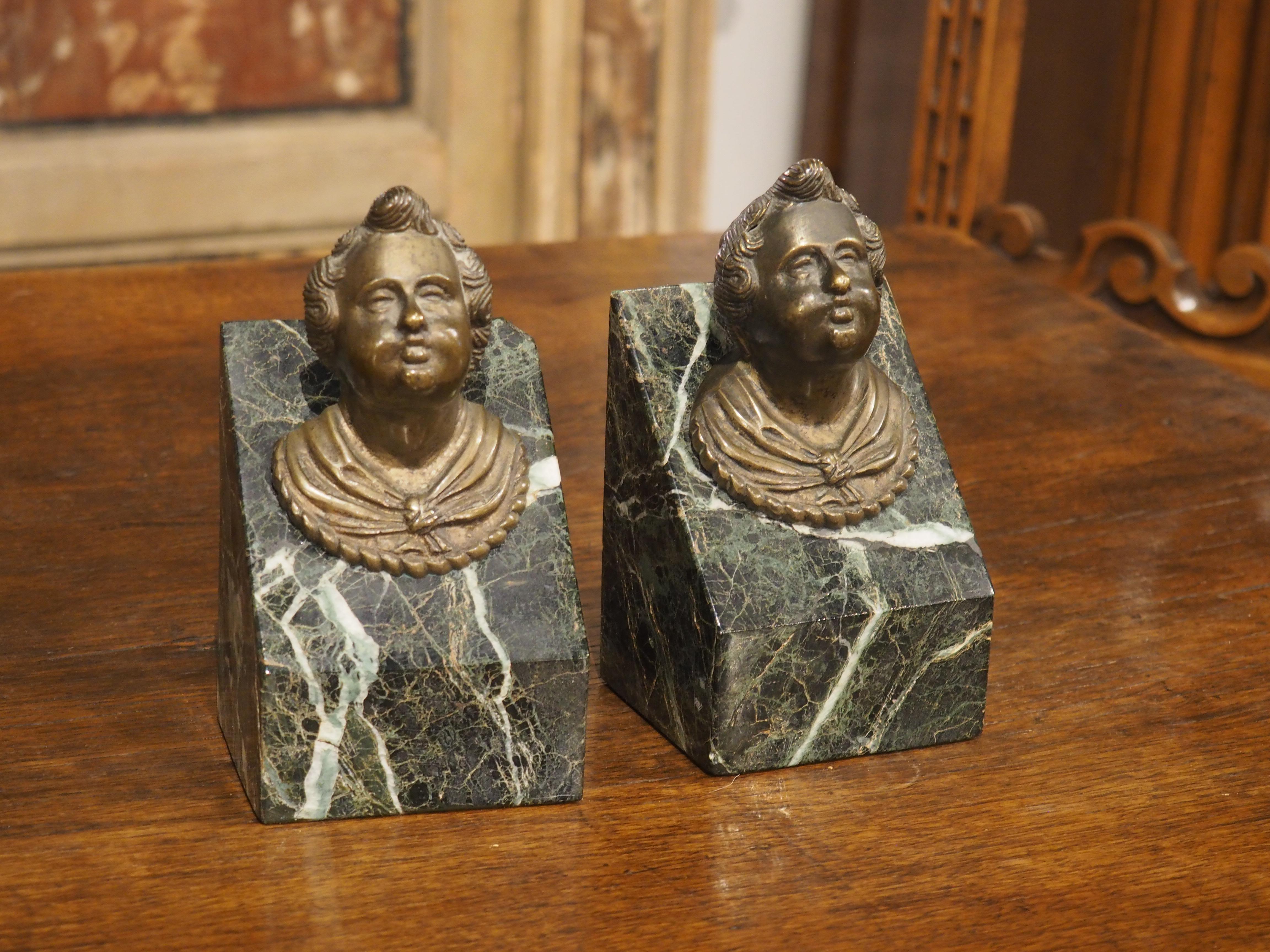 Coppia di teste di putti in bronzo patinato francese su plinti di marmo verde mare, C.C. in vendita 4