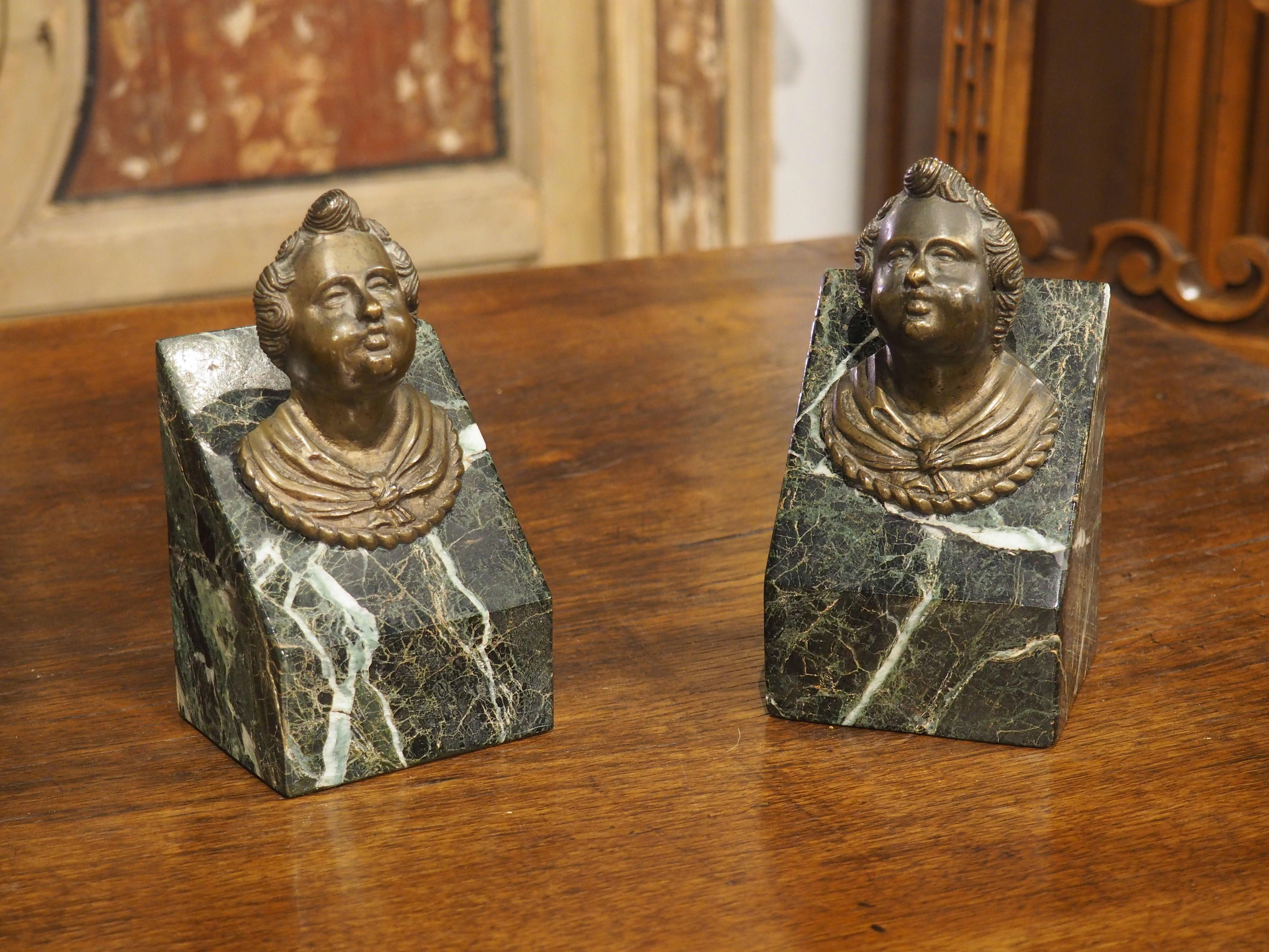 Coppia di teste di putti in bronzo patinato francese su plinti di marmo verde mare, C.C. in vendita 5