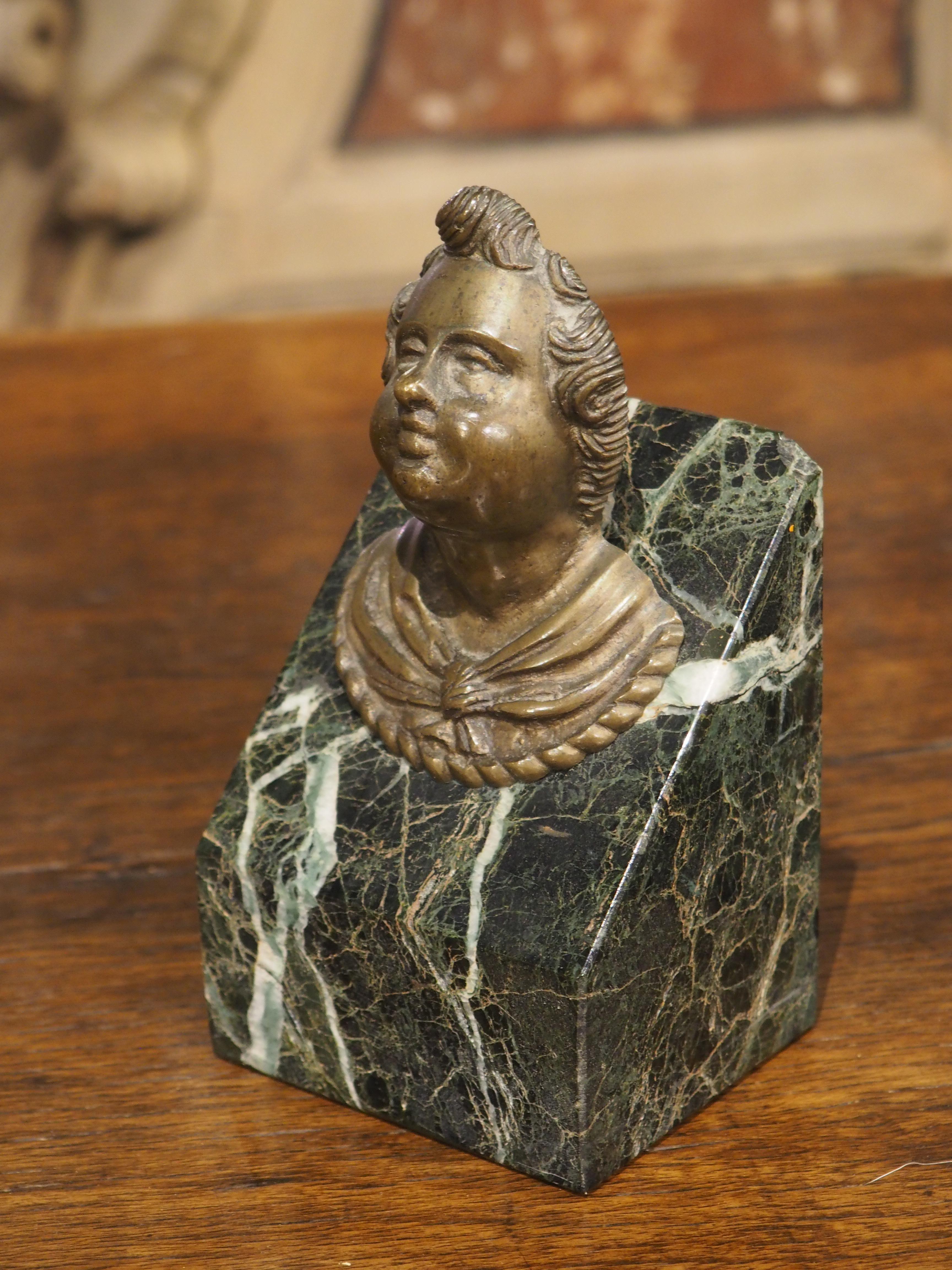Francese Coppia di teste di putti in bronzo patinato francese su plinti di marmo verde mare, C.C. in vendita
