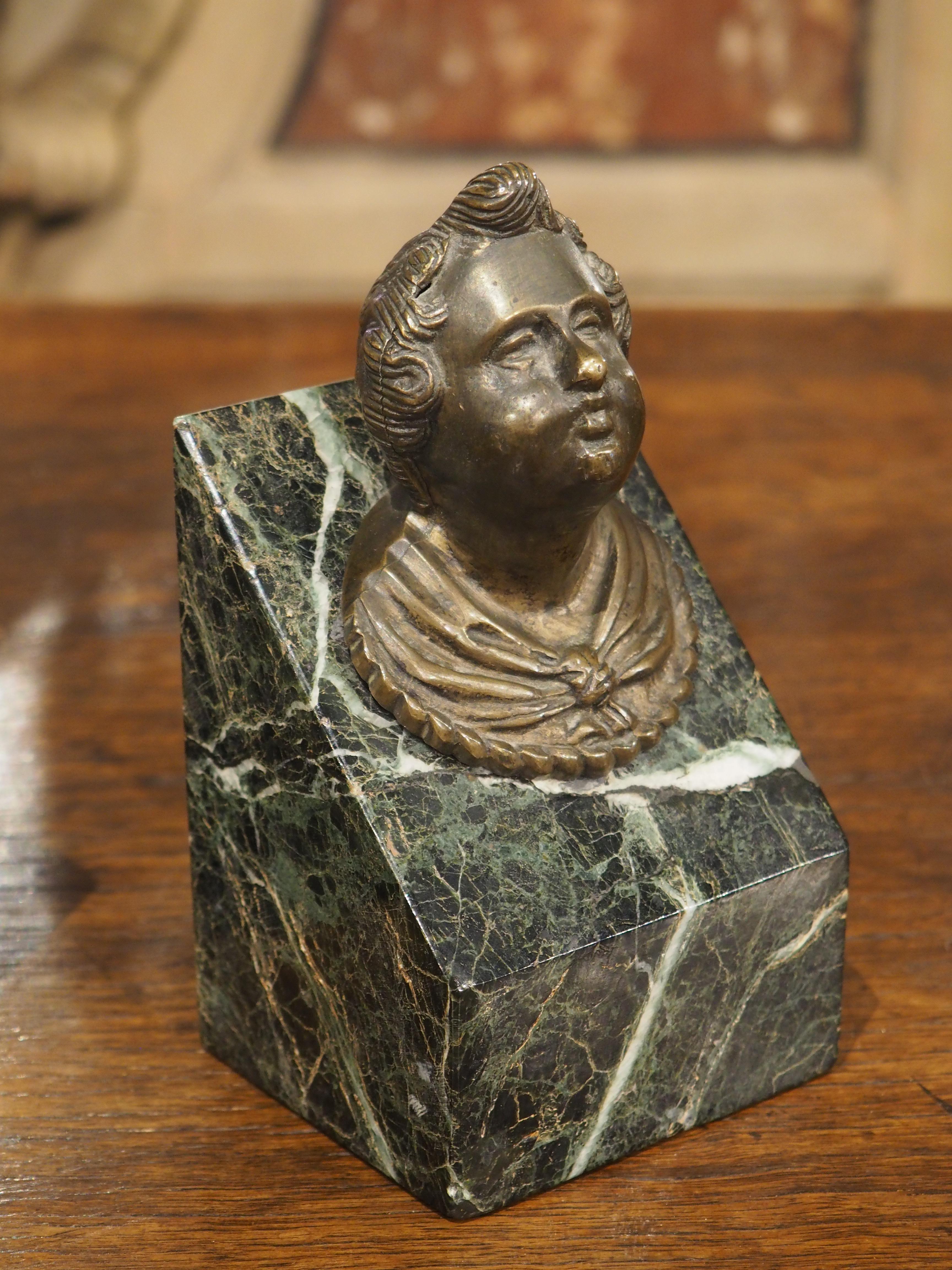 Intagliato a mano Coppia di teste di putti in bronzo patinato francese su plinti di marmo verde mare, C.C. in vendita