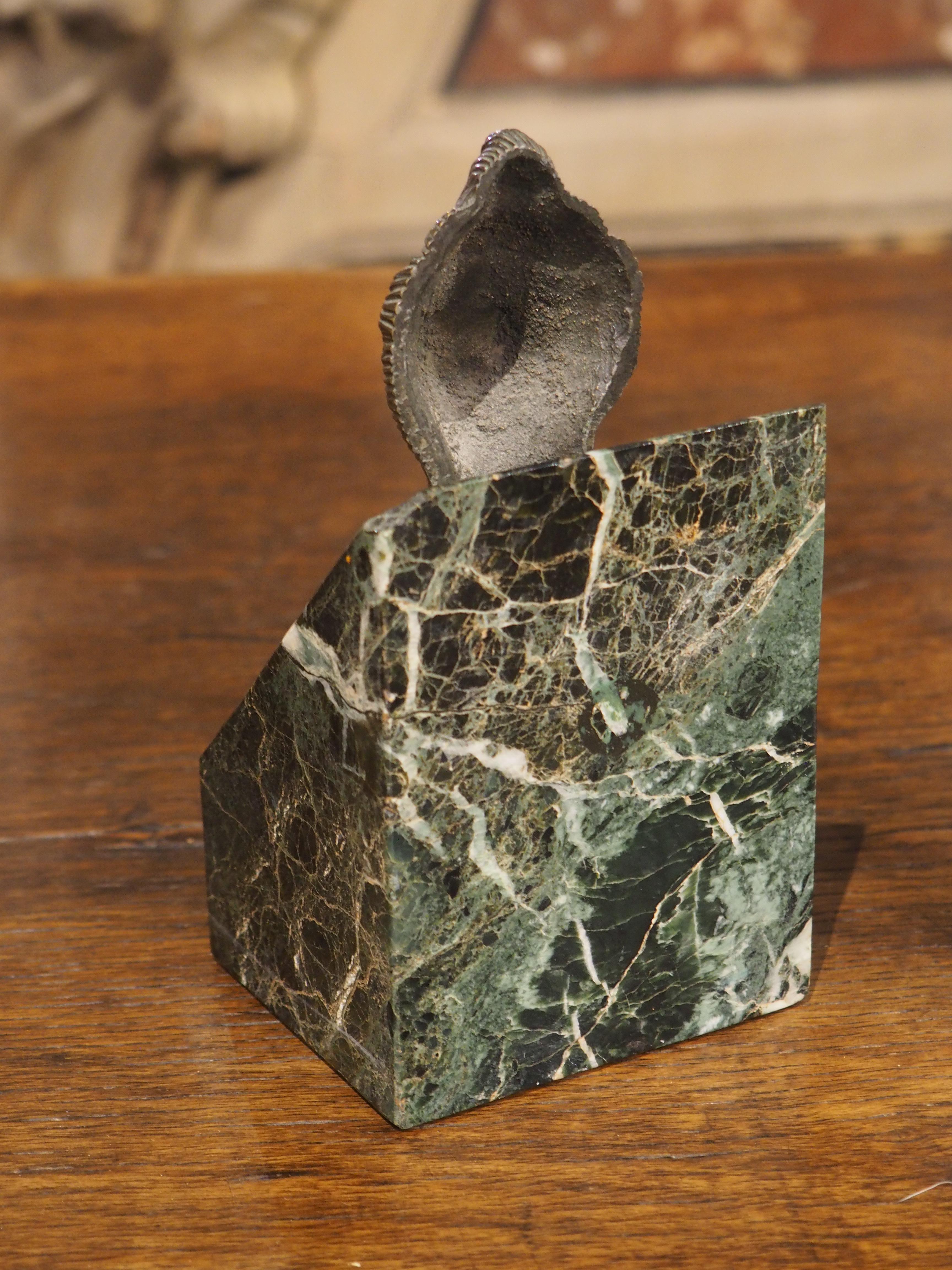 Coppia di teste di putti in bronzo patinato francese su plinti di marmo verde mare, C.C. In condizioni buone in vendita a Dallas, TX